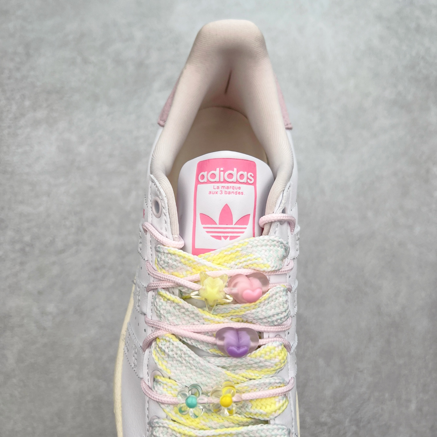 图片[5]-AD Originals Superstar 经典复古贝壳头板鞋 IF1802 诞生于1969年 是第一双将全皮面鞋 身与橡胶鞋头结合在一起的低帮篮球鞋 Superstar最开始 是作为高帮篮球鞋Pro Model的低帮版本而出现的 但因为其独特和醒目的橡胶鞋头造型而让大家熟知 被大家形象地称为\\\”shelltoe\\\”贝壳头 在70年代的美国职业篮球场上 接近3/4的NBA球员都将这双Superstar作为场上用鞋 80年代之后 经过不断的改良和发展 Superstar逐渐成为横跨时装、音乐、街头文化、休闲和运动等各大领域的时尚潮鞋 尺码：36 36.5 37 38 38.5 39 40 40.5 41 42 42.5 43 44 44.5 45-选品中心