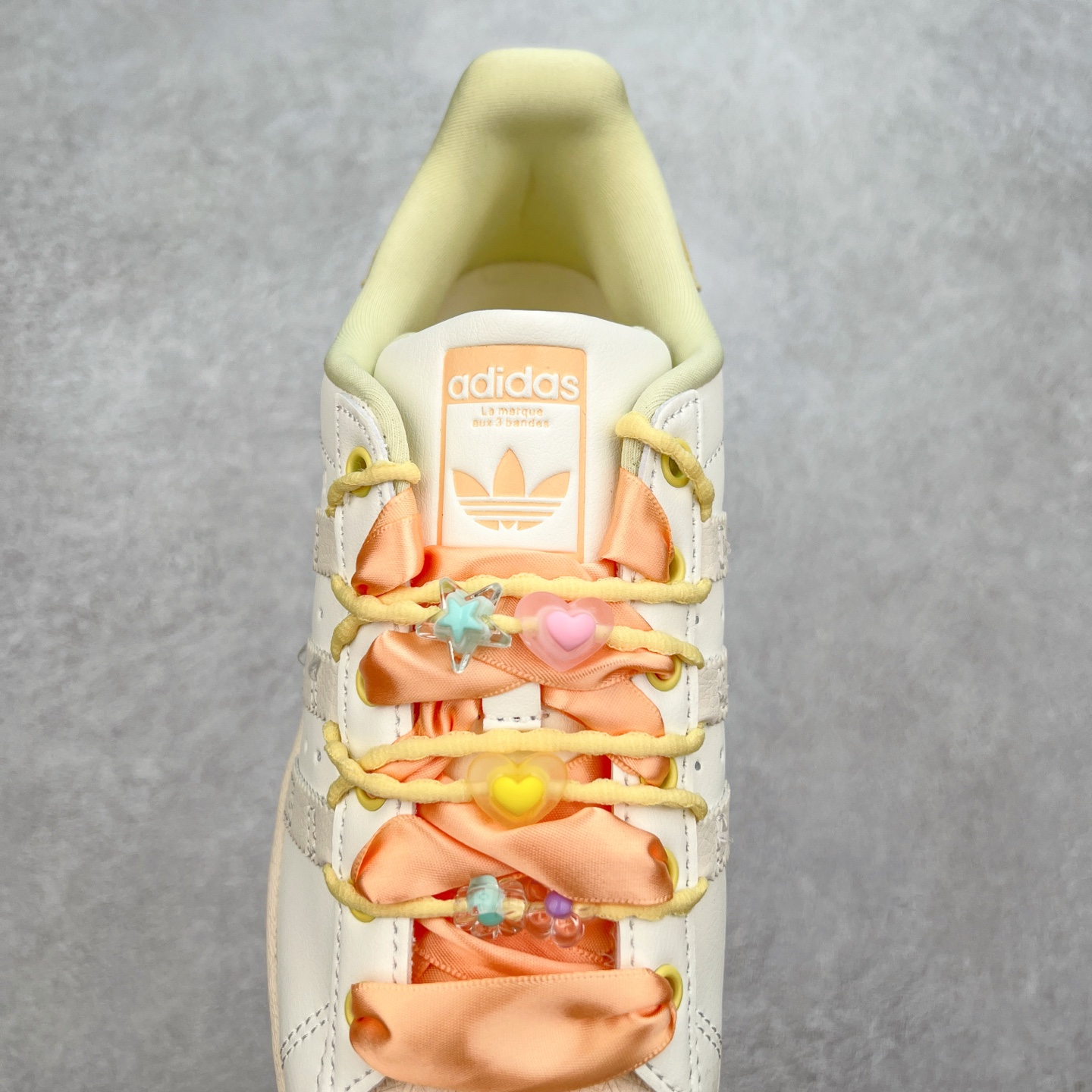 图片[5]-AD Originals Superstar 经典复古贝壳头板鞋 IF1804 诞生于1969年 是第一双将全皮面鞋 身与橡胶鞋头结合在一起的低帮篮球鞋 Superstar最开始 是作为高帮篮球鞋Pro Model的低帮版本而出现的 但因为其独特和醒目的橡胶鞋头造型而让大家熟知 被大家形象地称为\\\”shelltoe\\\”贝壳头 在70年代的美国职业篮球场上 接近3/4的NBA球员都将这双Superstar作为场上用鞋 80年代之后 经过不断的改良和发展 Superstar逐渐成为横跨时装、音乐、街头文化、休闲和运动等各大领域的时尚潮鞋 尺码：36 36.5 37 38 38.5 39 40 40.5 41 42 42.5 43 44 44.5 45-选品中心