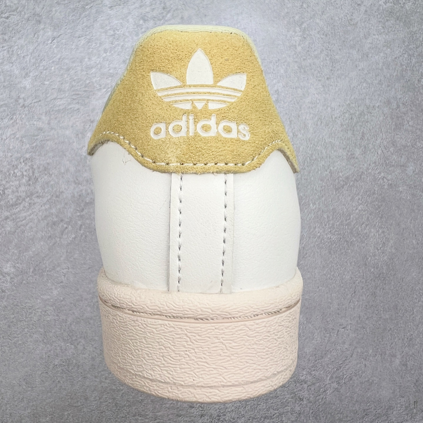 图片[8]-AD Originals Superstar 经典复古贝壳头板鞋 IF1804 诞生于1969年 是第一双将全皮面鞋 身与橡胶鞋头结合在一起的低帮篮球鞋 Superstar最开始 是作为高帮篮球鞋Pro Model的低帮版本而出现的 但因为其独特和醒目的橡胶鞋头造型而让大家熟知 被大家形象地称为\\\”shelltoe\\\”贝壳头 在70年代的美国职业篮球场上 接近3/4的NBA球员都将这双Superstar作为场上用鞋 80年代之后 经过不断的改良和发展 Superstar逐渐成为横跨时装、音乐、街头文化、休闲和运动等各大领域的时尚潮鞋 尺码：36 36.5 37 38 38.5 39 40 40.5 41 42 42.5 43 44 44.5 45-选品中心