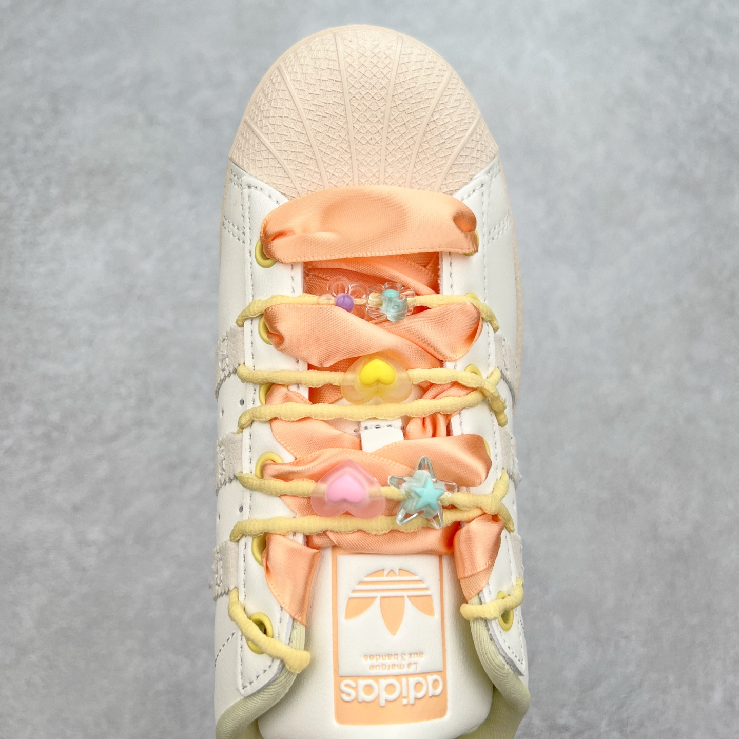 图片[4]-AD Originals Superstar 经典复古贝壳头板鞋 IF1804 诞生于1969年 是第一双将全皮面鞋 身与橡胶鞋头结合在一起的低帮篮球鞋 Superstar最开始 是作为高帮篮球鞋Pro Model的低帮版本而出现的 但因为其独特和醒目的橡胶鞋头造型而让大家熟知 被大家形象地称为\\\”shelltoe\\\”贝壳头 在70年代的美国职业篮球场上 接近3/4的NBA球员都将这双Superstar作为场上用鞋 80年代之后 经过不断的改良和发展 Superstar逐渐成为横跨时装、音乐、街头文化、休闲和运动等各大领域的时尚潮鞋 尺码：36 36.5 37 38 38.5 39 40 40.5 41 42 42.5 43 44 44.5 45-选品中心