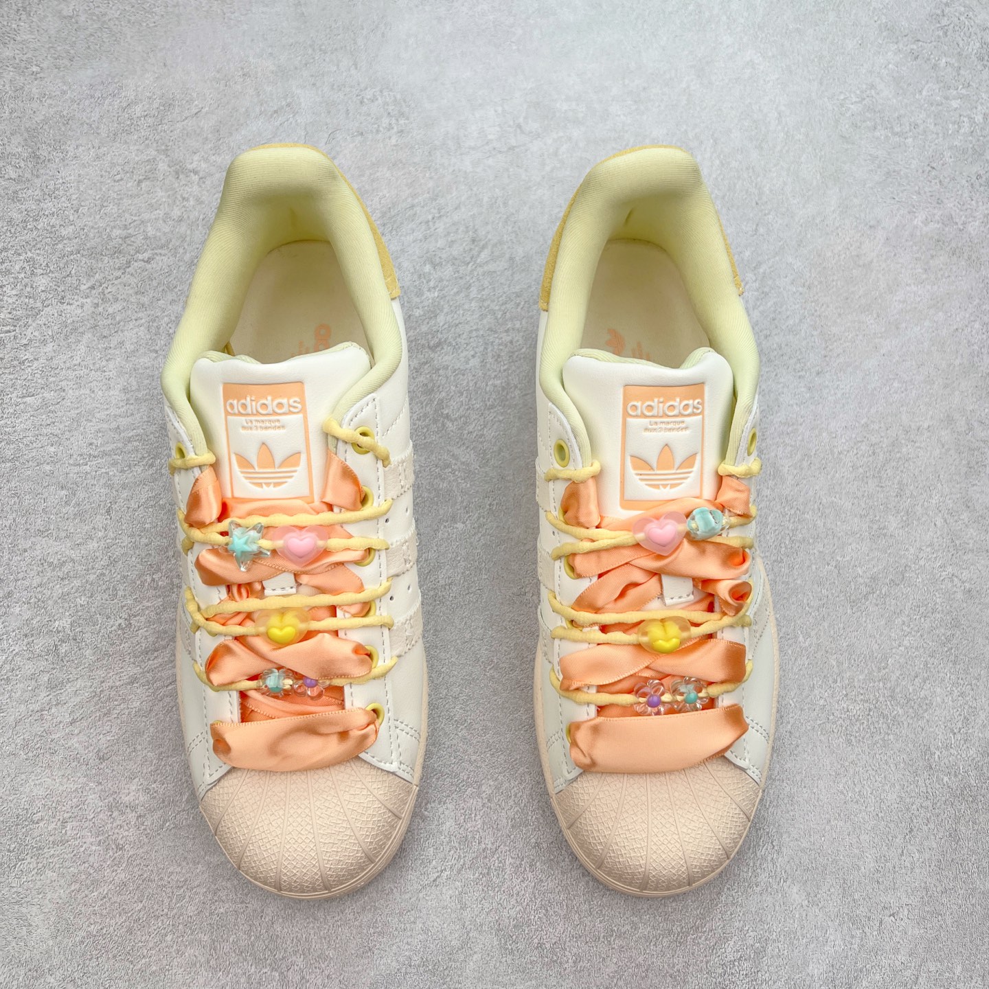 图片[2]-AD Originals Superstar 经典复古贝壳头板鞋 IF1804 诞生于1969年 是第一双将全皮面鞋 身与橡胶鞋头结合在一起的低帮篮球鞋 Superstar最开始 是作为高帮篮球鞋Pro Model的低帮版本而出现的 但因为其独特和醒目的橡胶鞋头造型而让大家熟知 被大家形象地称为\\\”shelltoe\\\”贝壳头 在70年代的美国职业篮球场上 接近3/4的NBA球员都将这双Superstar作为场上用鞋 80年代之后 经过不断的改良和发展 Superstar逐渐成为横跨时装、音乐、街头文化、休闲和运动等各大领域的时尚潮鞋 尺码：36 36.5 37 38 38.5 39 40 40.5 41 42 42.5 43 44 44.5 45-选品中心