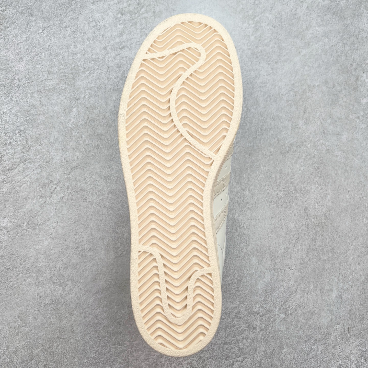 图片[9]-AD Originals Superstar 经典复古贝壳头板鞋 IF1804 诞生于1969年 是第一双将全皮面鞋 身与橡胶鞋头结合在一起的低帮篮球鞋 Superstar最开始 是作为高帮篮球鞋Pro Model的低帮版本而出现的 但因为其独特和醒目的橡胶鞋头造型而让大家熟知 被大家形象地称为\\\”shelltoe\\\”贝壳头 在70年代的美国职业篮球场上 接近3/4的NBA球员都将这双Superstar作为场上用鞋 80年代之后 经过不断的改良和发展 Superstar逐渐成为横跨时装、音乐、街头文化、休闲和运动等各大领域的时尚潮鞋 尺码：36 36.5 37 38 38.5 39 40 40.5 41 42 42.5 43 44 44.5 45-选品中心