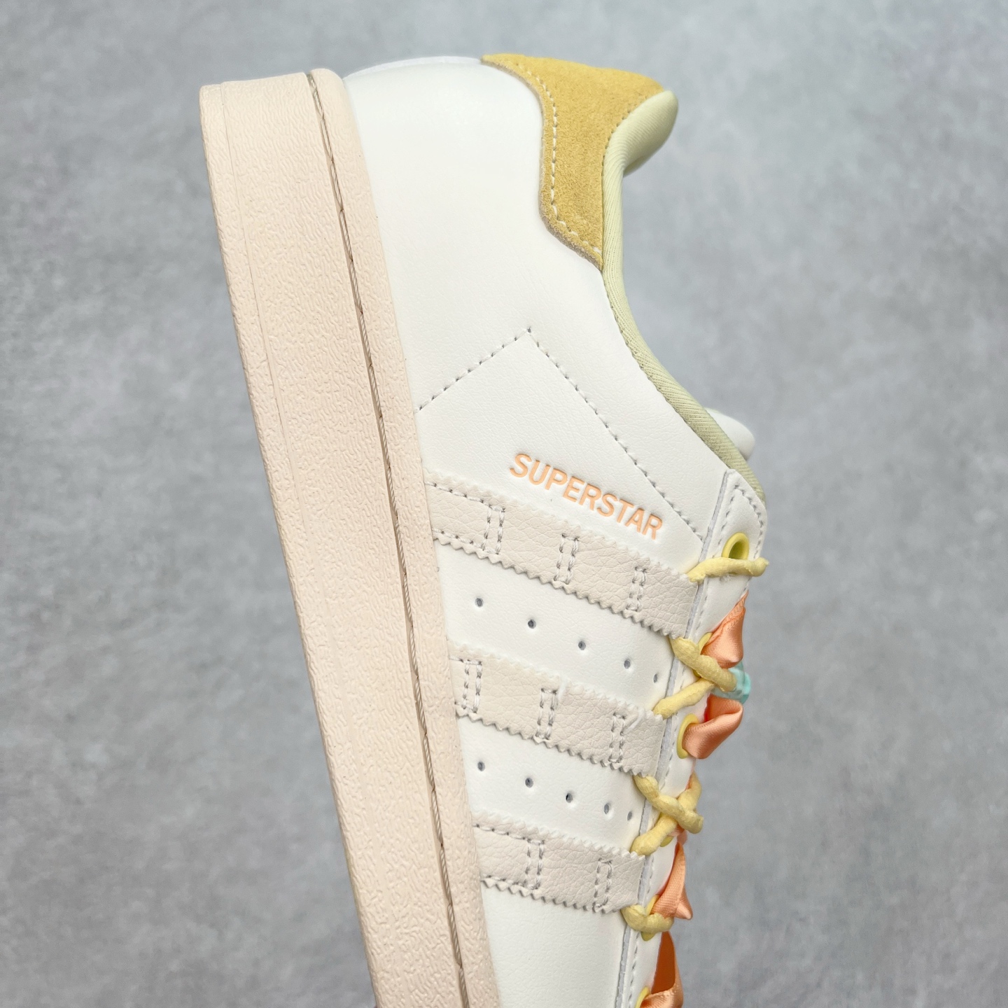 图片[6]-AD Originals Superstar 经典复古贝壳头板鞋 IF1804 诞生于1969年 是第一双将全皮面鞋 身与橡胶鞋头结合在一起的低帮篮球鞋 Superstar最开始 是作为高帮篮球鞋Pro Model的低帮版本而出现的 但因为其独特和醒目的橡胶鞋头造型而让大家熟知 被大家形象地称为\\\”shelltoe\\\”贝壳头 在70年代的美国职业篮球场上 接近3/4的NBA球员都将这双Superstar作为场上用鞋 80年代之后 经过不断的改良和发展 Superstar逐渐成为横跨时装、音乐、街头文化、休闲和运动等各大领域的时尚潮鞋 尺码：36 36.5 37 38 38.5 39 40 40.5 41 42 42.5 43 44 44.5 45-选品中心