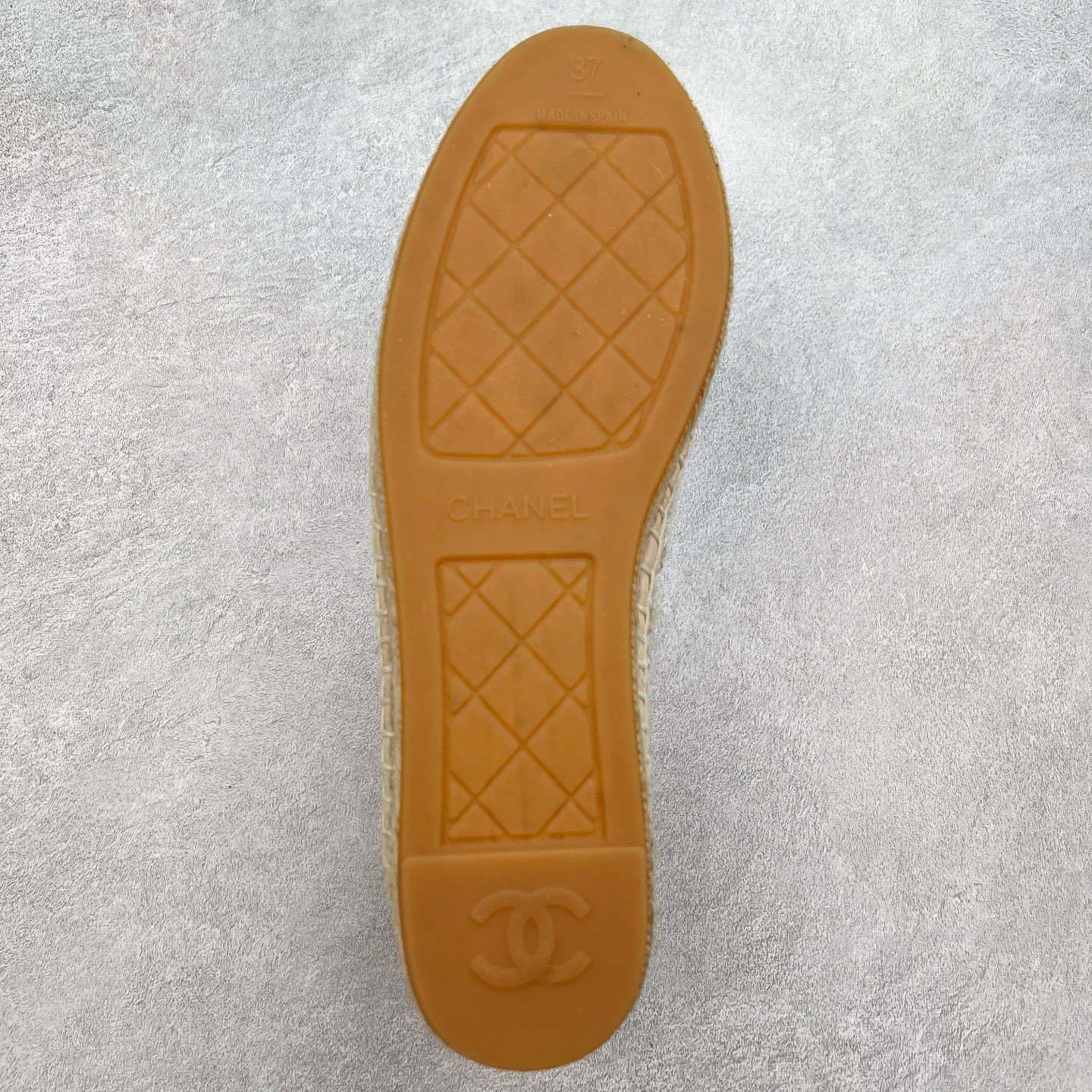 图片[9]-＃纯原 CHANEL 香奈儿经典款 小香渔夫鞋 万年长青款 各路网红单品 春夏百搭款 牛仔裤 短裤轻松驾驭 原版一比一开模 99%还原正品100针麻绳上线，双双纯手工品质保证 原单进口羊皮 内里垫脚均为柔软绵羊皮 天然麻绳配透明橡胶大底 专柜统一包装。 脚背高/或者宽 建议选大一码 尺码：35 36 37 38 39 40-选品中心