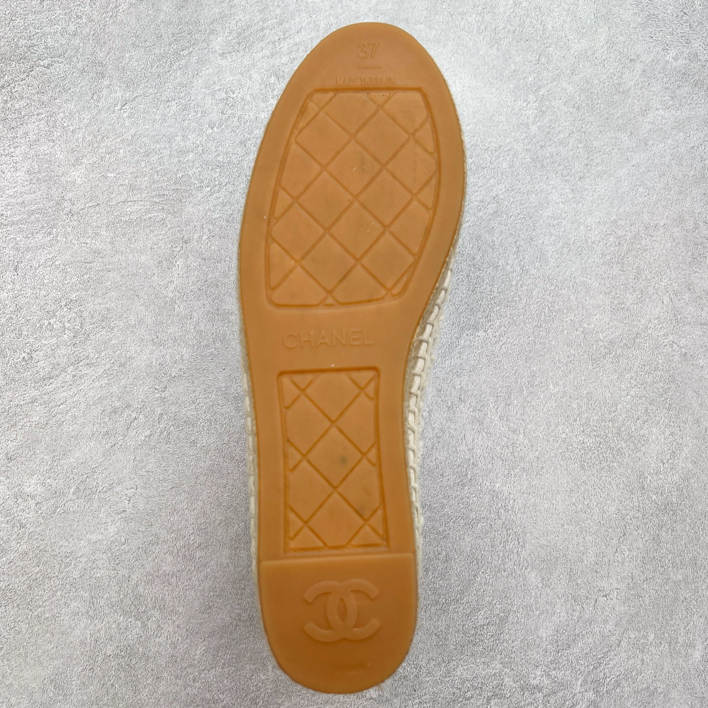 图片[9]-＃纯原 CHANEL 香奈儿经典款 小香渔夫鞋 万年长青款 各路网红单品 春夏百搭款 牛仔裤 短裤轻松驾驭 原版一比一开模 99%还原正品100针麻绳上线，双双纯手工品质保证 原单进口羊皮 内里垫脚均为柔软绵羊皮 天然麻绳配透明橡胶大底 专柜统一包装。 脚背高/或者宽 建议选大一码 尺码：35 36 37 38 39 40-选品中心