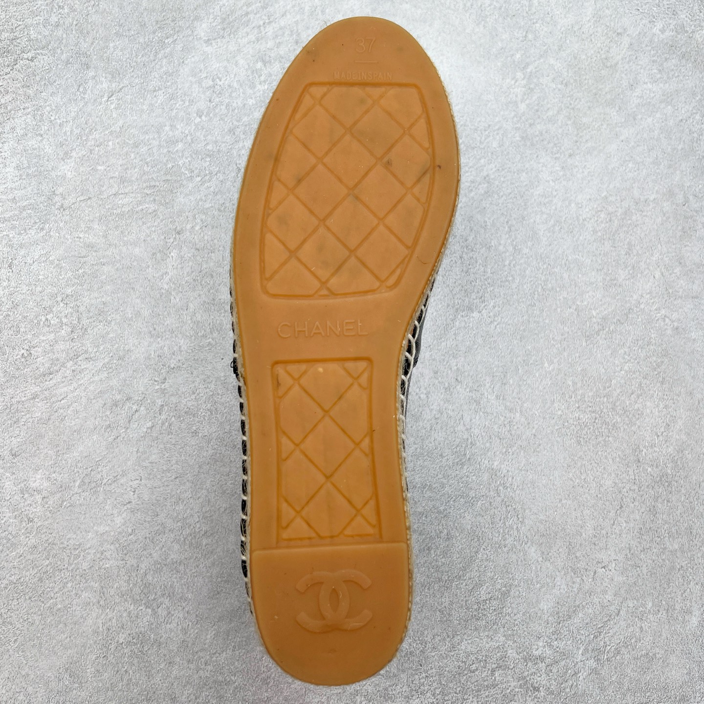 图片[9]-＃纯原 CHANEL 香奈儿经典款 小香渔夫鞋 万年长青款 各路网红单品 春夏百搭款 牛仔裤 短裤轻松驾驭 原版一比一开模 99%还原正品100针麻绳上线，双双纯手工品质保证 原单进口羊皮 内里垫脚均为柔软绵羊皮 天然麻绳配透明橡胶大底 专柜统一包装。 脚背高/或者宽 建议选大一码 尺码：35 36 37 38 39 40-选品中心