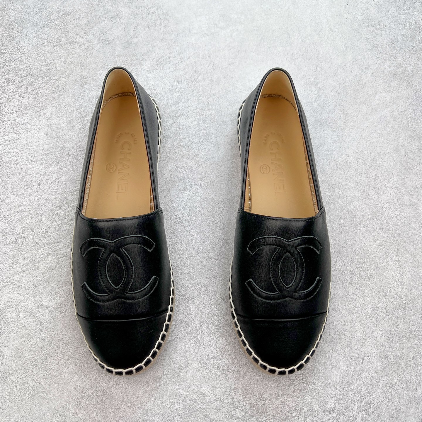 图片[2]-＃纯原 CHANEL 香奈儿经典款 小香渔夫鞋 万年长青款 各路网红单品 春夏百搭款 牛仔裤 短裤轻松驾驭 原版一比一开模 99%还原正品100针麻绳上线，双双纯手工品质保证 原单进口羊皮 内里垫脚均为柔软绵羊皮 天然麻绳配透明橡胶大底 专柜统一包装。 脚背高/或者宽 建议选大一码 尺码：35 36 37 38 39 40-选品中心