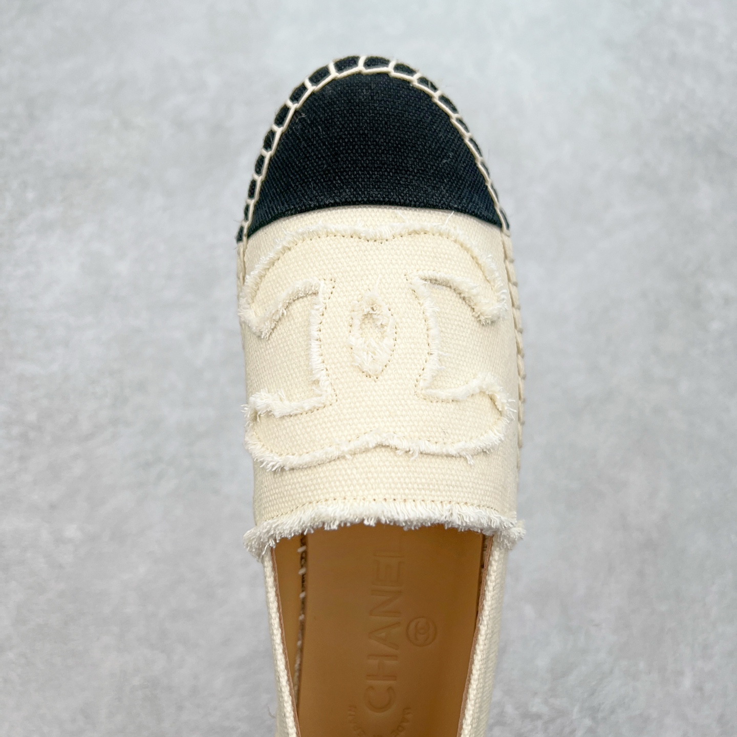 图片[4]-＃纯原 CHANEL 香奈儿经典款 小香渔夫鞋 万年长青款 各路网红单品 春夏百搭款 牛仔裤 短裤轻松驾驭 原版一比一开模 99%还原正品100针麻绳上线，双双纯手工品质保证 原单进口羊皮 内里垫脚均为柔软绵羊皮 天然麻绳配透明橡胶大底 专柜统一包装。 脚背高/或者宽 建议选大一码 尺码：35 36 37 38 39 40-选品中心