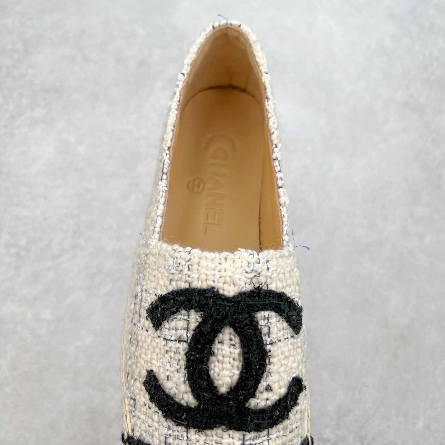 图片[5]-＃纯原 CHANEL 香奈儿经典款 小香渔夫鞋 万年长青款 各路网红单品 春夏百搭款 牛仔裤 短裤轻松驾驭 原版一比一开模 99%还原正品100针麻绳上线，双双纯手工品质保证 原单进口羊皮 内里垫脚均为柔软绵羊皮 天然麻绳配透明橡胶大底 专柜统一包装。 脚背高/或者宽 建议选大一码 尺码：35 36 37 38 39 40-选品中心