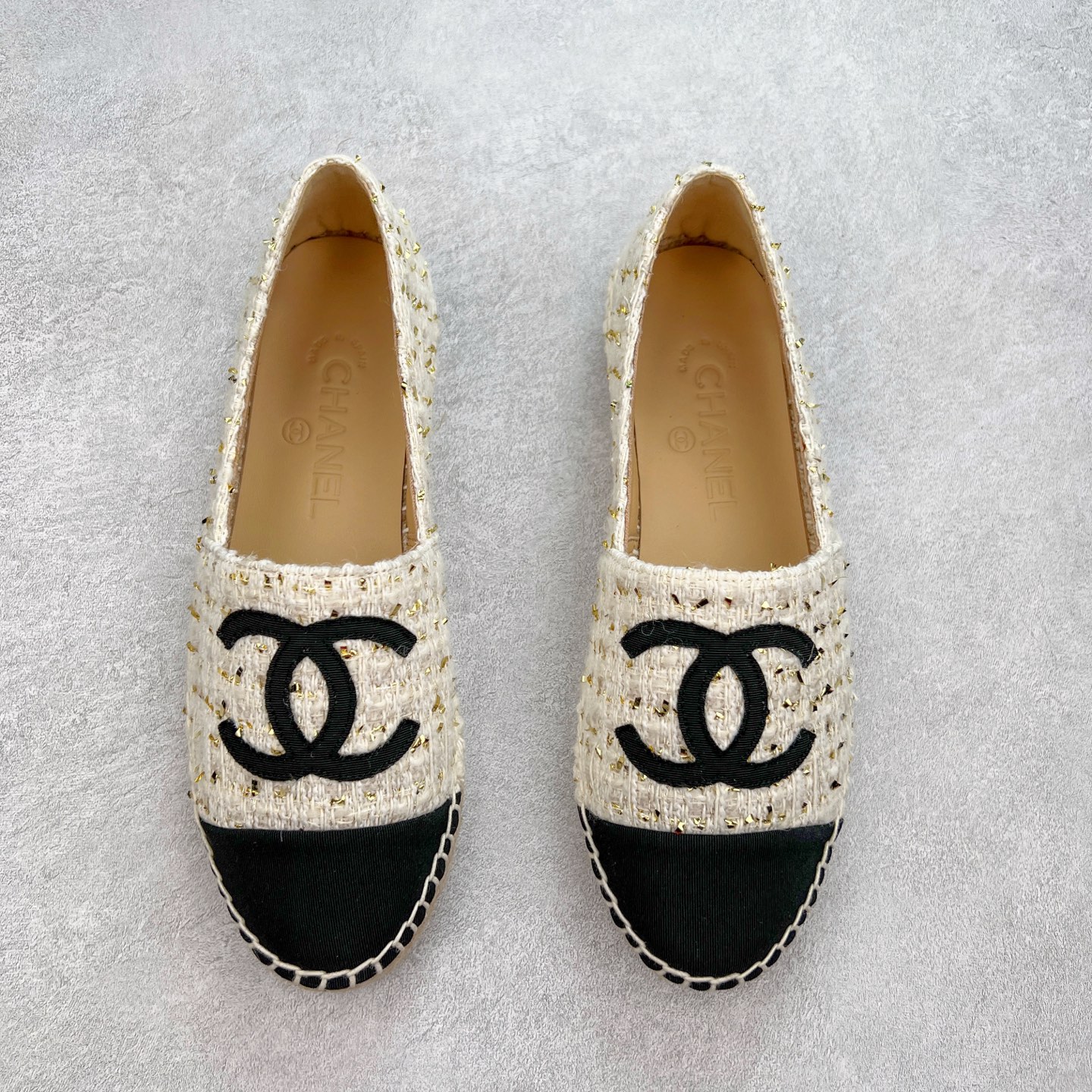 图片[2]-＃纯原 CHANEL 香奈儿经典款 小香渔夫鞋 万年长青款 各路网红单品 春夏百搭款 牛仔裤 短裤轻松驾驭 原版一比一开模 99%还原正品100针麻绳上线，双双纯手工品质保证 原单进口羊皮 内里垫脚均为柔软绵羊皮 天然麻绳配透明橡胶大底 专柜统一包装。 脚背高/或者宽 建议选大一码 尺码：35 36 37 38 39 40-选品中心