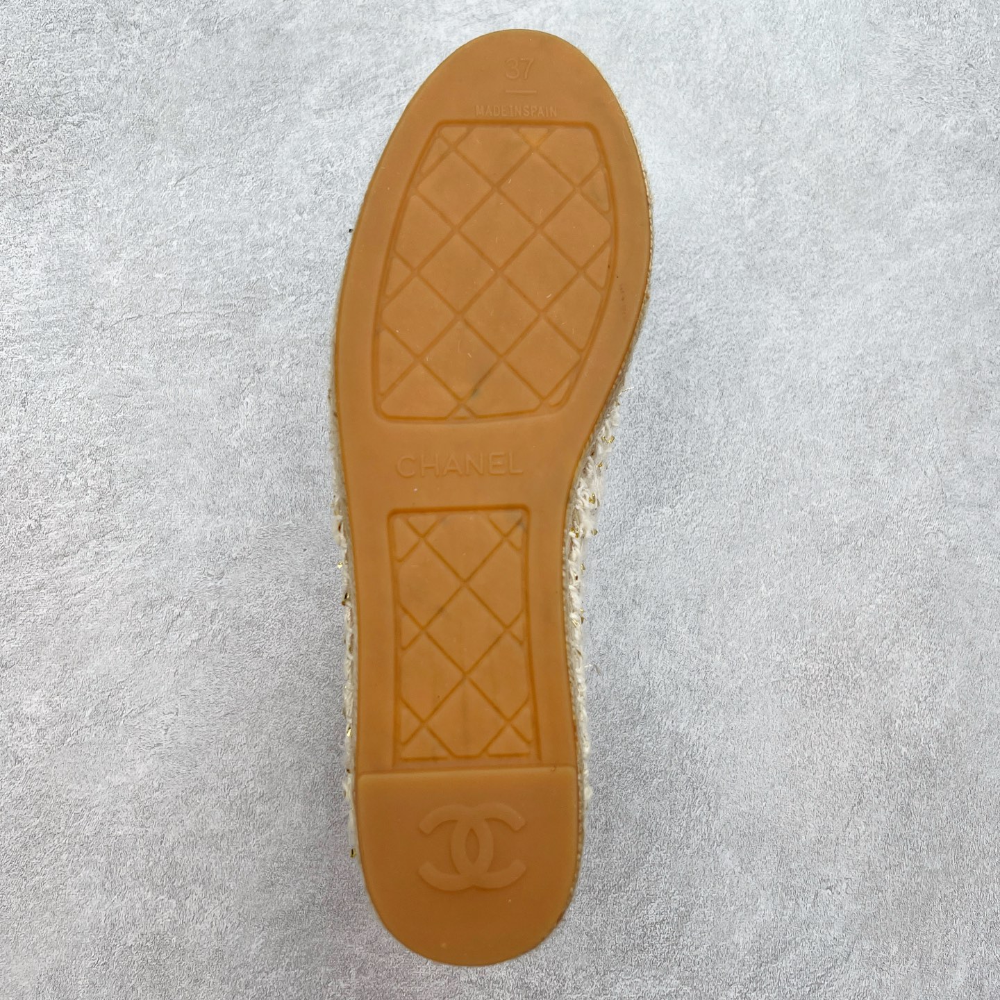 图片[9]-＃纯原 CHANEL 香奈儿经典款 小香渔夫鞋 万年长青款 各路网红单品 春夏百搭款 牛仔裤 短裤轻松驾驭 原版一比一开模 99%还原正品100针麻绳上线，双双纯手工品质保证 原单进口羊皮 内里垫脚均为柔软绵羊皮 天然麻绳配透明橡胶大底 专柜统一包装。 脚背高/或者宽 建议选大一码 尺码：35 36 37 38 39 40-选品中心