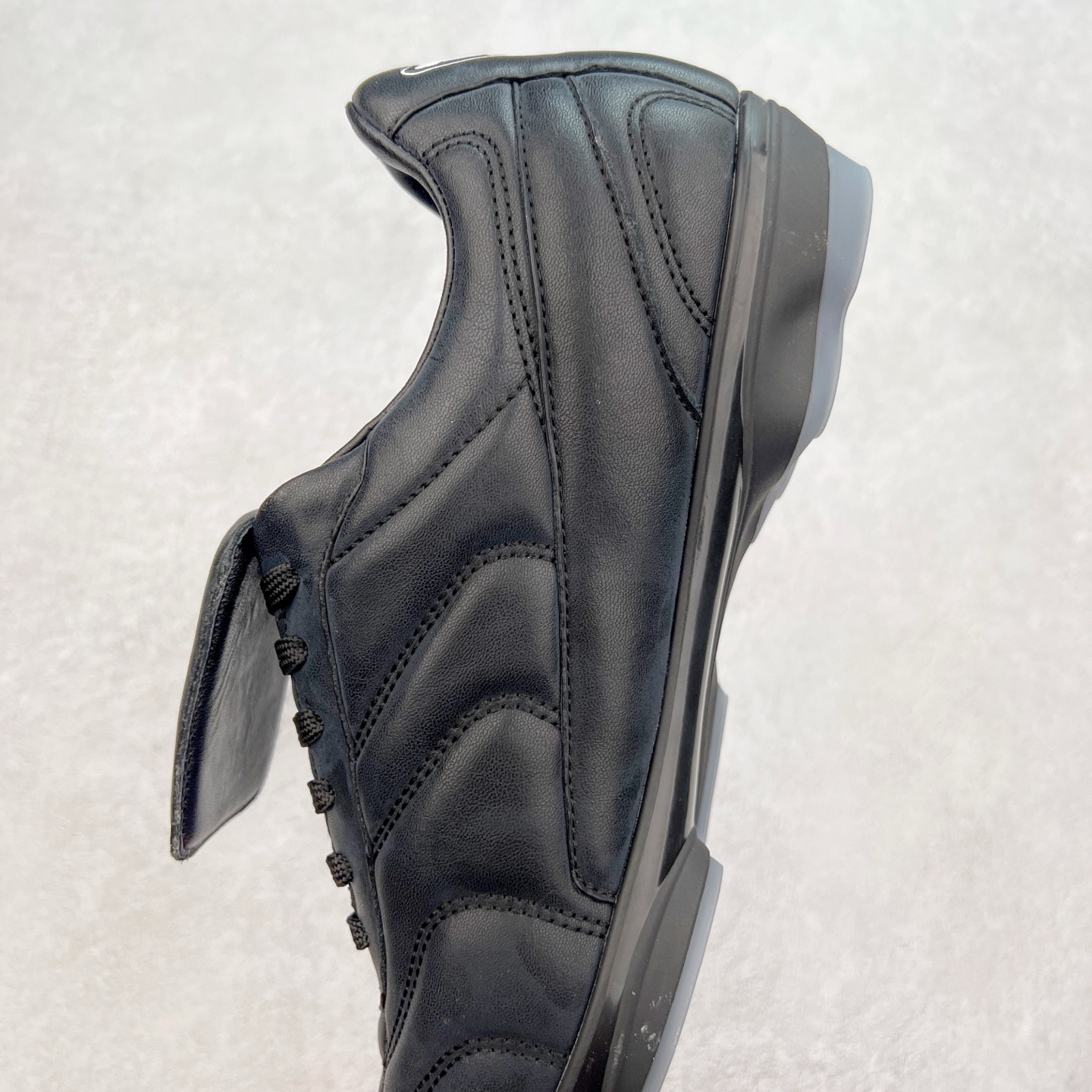 图片[7]-LOUIS VUITTON Footprint Soccer LV 皮革 2025春夏男士系列圆头系带低帮生活休闲鞋 2025春夏系列时装展中亮相，是Pharrell Williams 首次以足球鞋为灵感设计的运动鞋。鞋款的灵感来自跨越世代和文化的足球运动，呼应2025春夏系列时装展团结一致、全民参与的主题。鞋款以流丽的设计著称，侧面以富动感的IV Initials标志点缀，鞋舌缀有灵感来自足球队伍的Lvers United徽章，而脚掌纹橡胶鞋底饰有多款路易威登标志 时髦休闲穿搭 时尚界的弄潮儿 实拍调校N版已经零色差零失真 百分百还原实物色彩所见即所得 不存在货不对板色差等低级问题 选购参考实物拍摄 不混卖不参货 只用心做好货严格选品 承诺混一赔十 尺码：36 37 38 39 40 41 42 43 44 45 46-选品中心