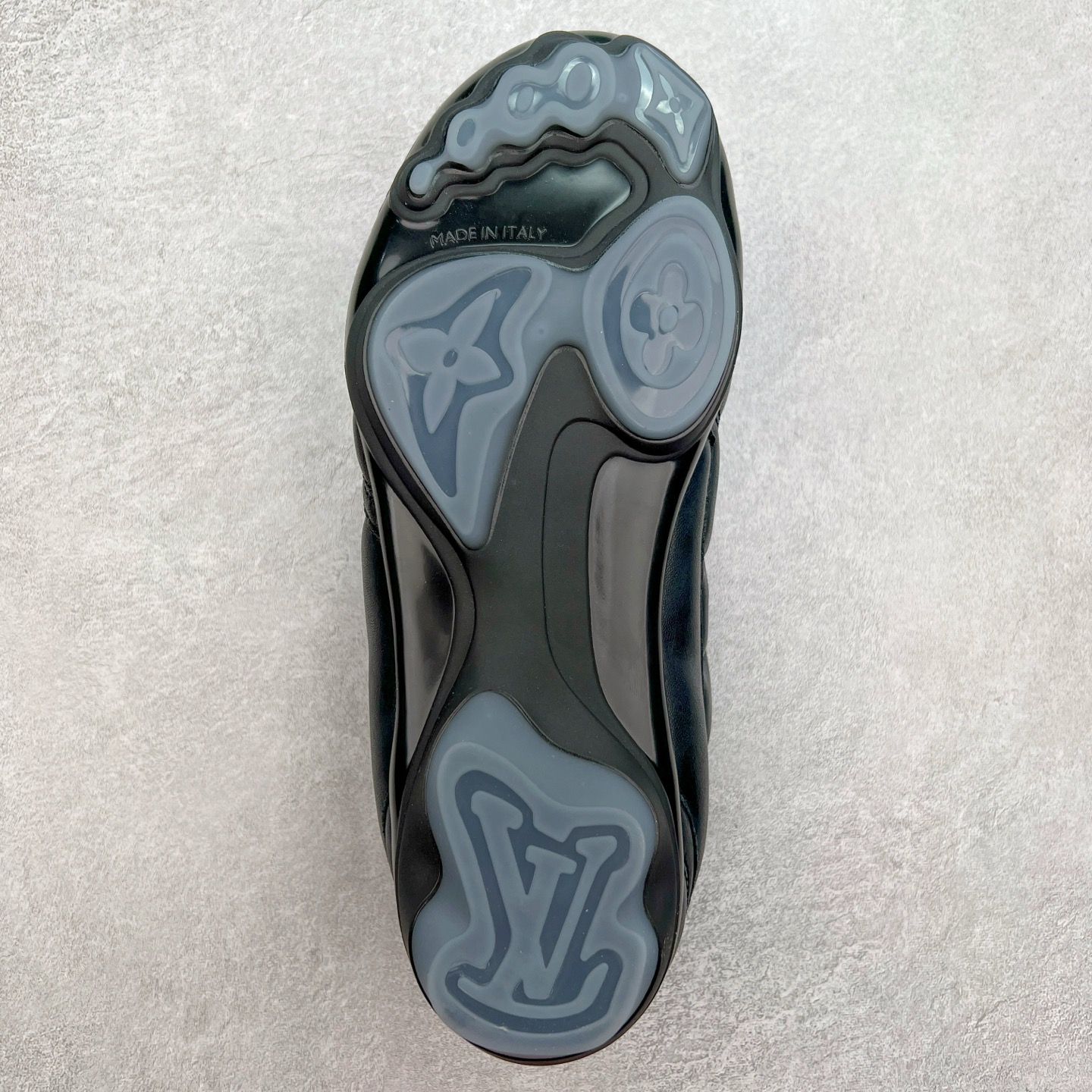 图片[9]-LOUIS VUITTON Footprint Soccer LV 皮革 2025春夏男士系列圆头系带低帮生活休闲鞋 2025春夏系列时装展中亮相，是Pharrell Williams 首次以足球鞋为灵感设计的运动鞋。鞋款的灵感来自跨越世代和文化的足球运动，呼应2025春夏系列时装展团结一致、全民参与的主题。鞋款以流丽的设计著称，侧面以富动感的IV Initials标志点缀，鞋舌缀有灵感来自足球队伍的Lvers United徽章，而脚掌纹橡胶鞋底饰有多款路易威登标志 时髦休闲穿搭 时尚界的弄潮儿 实拍调校N版已经零色差零失真 百分百还原实物色彩所见即所得 不存在货不对板色差等低级问题 选购参考实物拍摄 不混卖不参货 只用心做好货严格选品 承诺混一赔十 尺码：36 37 38 39 40 41 42 43 44 45 46-选品中心