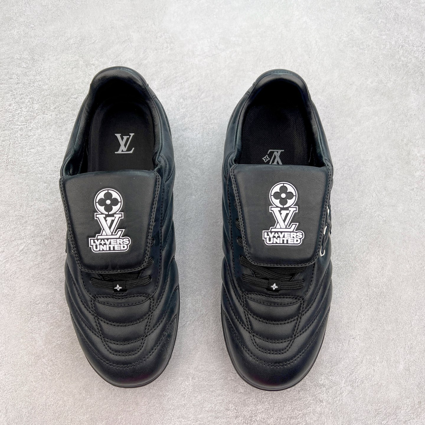 图片[2]-LOUIS VUITTON Footprint Soccer LV 皮革 2025春夏男士系列圆头系带低帮生活休闲鞋 2025春夏系列时装展中亮相，是Pharrell Williams 首次以足球鞋为灵感设计的运动鞋。鞋款的灵感来自跨越世代和文化的足球运动，呼应2025春夏系列时装展团结一致、全民参与的主题。鞋款以流丽的设计著称，侧面以富动感的IV Initials标志点缀，鞋舌缀有灵感来自足球队伍的Lvers United徽章，而脚掌纹橡胶鞋底饰有多款路易威登标志 时髦休闲穿搭 时尚界的弄潮儿 实拍调校N版已经零色差零失真 百分百还原实物色彩所见即所得 不存在货不对板色差等低级问题 选购参考实物拍摄 不混卖不参货 只用心做好货严格选品 承诺混一赔十 尺码：36 37 38 39 40 41 42 43 44 45 46-选品中心