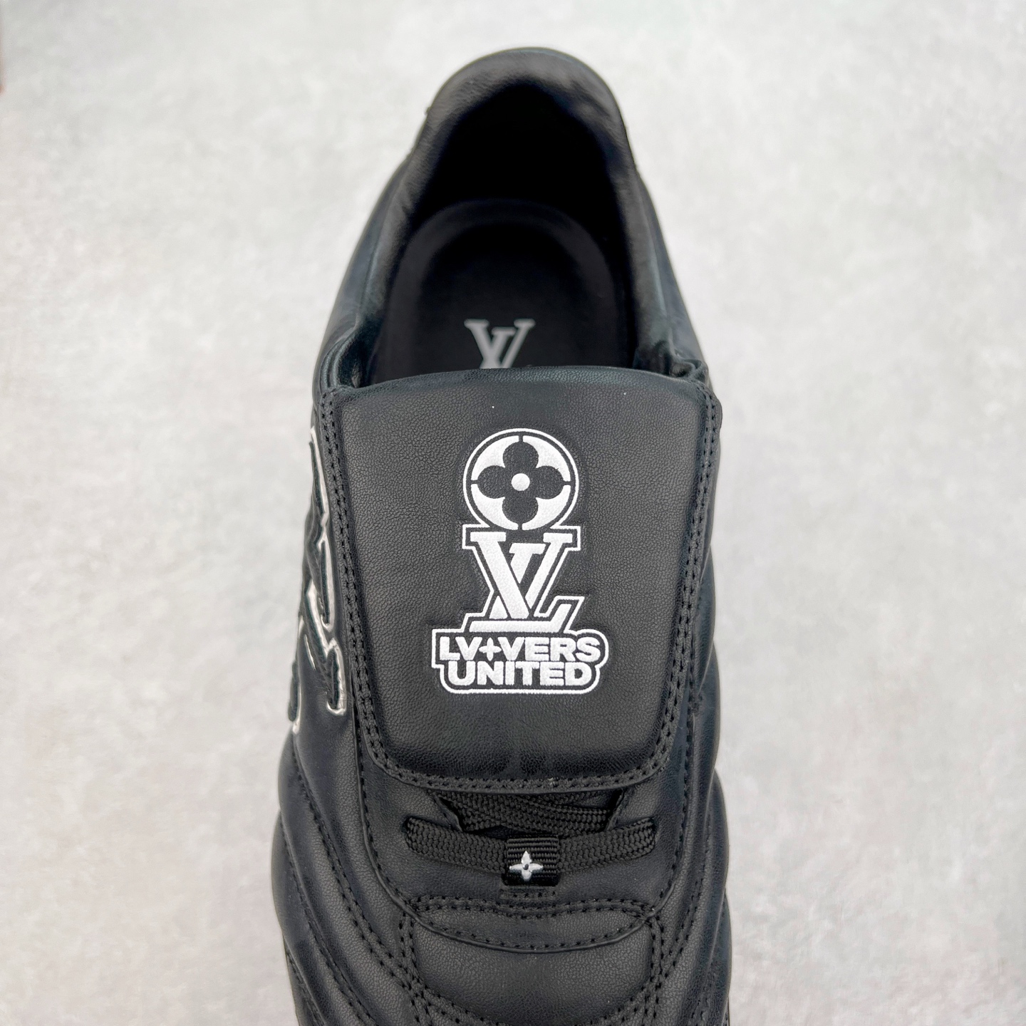 图片[5]-LOUIS VUITTON Footprint Soccer LV 皮革 2025春夏男士系列圆头系带低帮生活休闲鞋 2025春夏系列时装展中亮相，是Pharrell Williams 首次以足球鞋为灵感设计的运动鞋。鞋款的灵感来自跨越世代和文化的足球运动，呼应2025春夏系列时装展团结一致、全民参与的主题。鞋款以流丽的设计著称，侧面以富动感的IV Initials标志点缀，鞋舌缀有灵感来自足球队伍的Lvers United徽章，而脚掌纹橡胶鞋底饰有多款路易威登标志 时髦休闲穿搭 时尚界的弄潮儿 实拍调校N版已经零色差零失真 百分百还原实物色彩所见即所得 不存在货不对板色差等低级问题 选购参考实物拍摄 不混卖不参货 只用心做好货严格选品 承诺混一赔十 尺码：36 37 38 39 40 41 42 43 44 45 46-选品中心