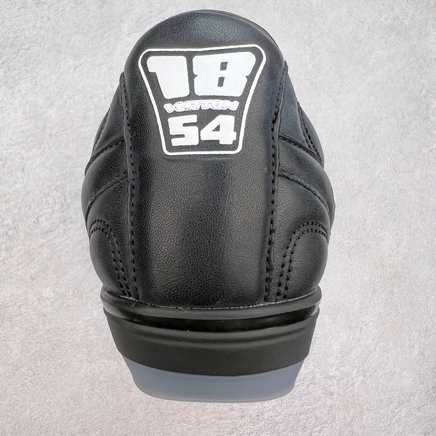 图片[8]-LOUIS VUITTON Footprint Soccer LV 皮革 2025春夏男士系列圆头系带低帮生活休闲鞋 2025春夏系列时装展中亮相，是Pharrell Williams 首次以足球鞋为灵感设计的运动鞋。鞋款的灵感来自跨越世代和文化的足球运动，呼应2025春夏系列时装展团结一致、全民参与的主题。鞋款以流丽的设计著称，侧面以富动感的IV Initials标志点缀，鞋舌缀有灵感来自足球队伍的Lvers United徽章，而脚掌纹橡胶鞋底饰有多款路易威登标志 时髦休闲穿搭 时尚界的弄潮儿 实拍调校N版已经零色差零失真 百分百还原实物色彩所见即所得 不存在货不对板色差等低级问题 选购参考实物拍摄 不混卖不参货 只用心做好货严格选品 承诺混一赔十 尺码：36 37 38 39 40 41 42 43 44 45 46-选品中心