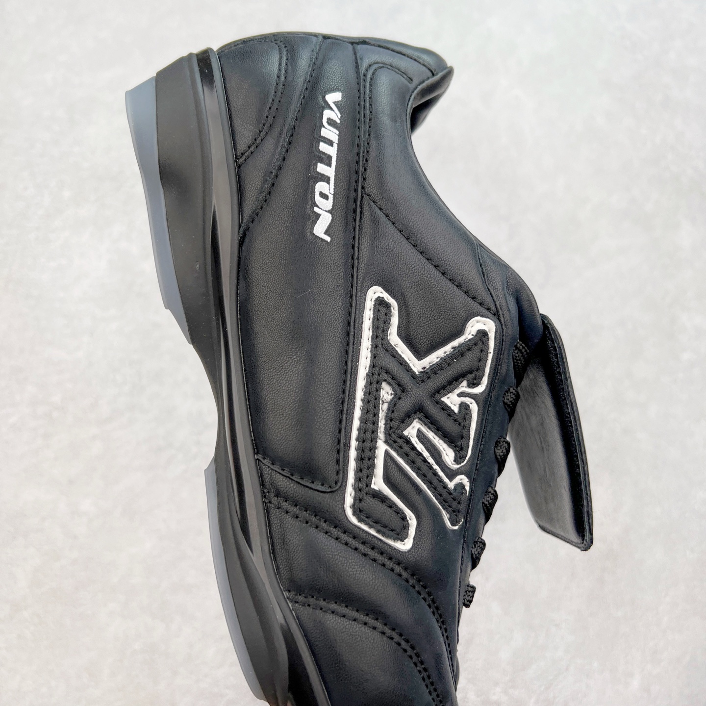 图片[6]-LOUIS VUITTON Footprint Soccer LV 皮革 2025春夏男士系列圆头系带低帮生活休闲鞋 2025春夏系列时装展中亮相，是Pharrell Williams 首次以足球鞋为灵感设计的运动鞋。鞋款的灵感来自跨越世代和文化的足球运动，呼应2025春夏系列时装展团结一致、全民参与的主题。鞋款以流丽的设计著称，侧面以富动感的IV Initials标志点缀，鞋舌缀有灵感来自足球队伍的Lvers United徽章，而脚掌纹橡胶鞋底饰有多款路易威登标志 时髦休闲穿搭 时尚界的弄潮儿 实拍调校N版已经零色差零失真 百分百还原实物色彩所见即所得 不存在货不对板色差等低级问题 选购参考实物拍摄 不混卖不参货 只用心做好货严格选品 承诺混一赔十 尺码：36 37 38 39 40 41 42 43 44 45 46-选品中心