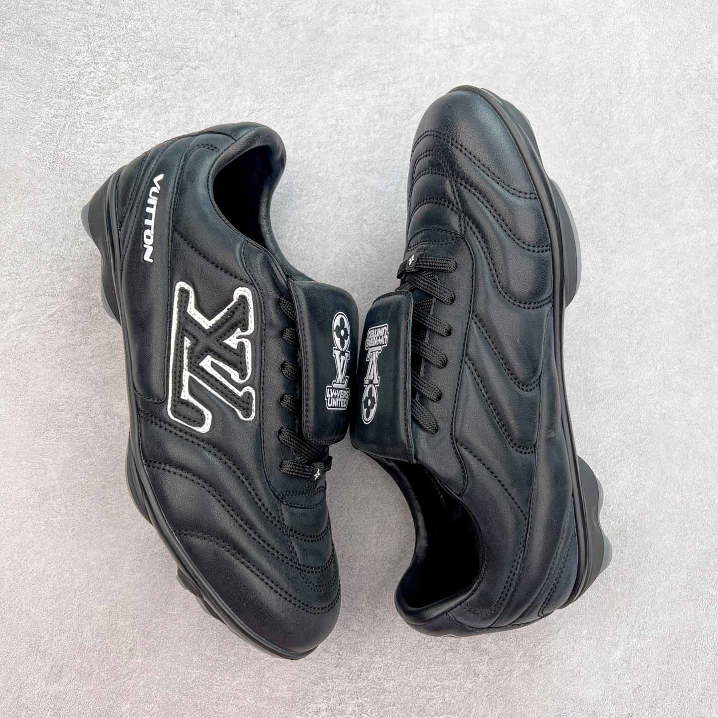 图片[3]-LOUIS VUITTON Footprint Soccer LV 皮革 2025春夏男士系列圆头系带低帮生活休闲鞋 2025春夏系列时装展中亮相，是Pharrell Williams 首次以足球鞋为灵感设计的运动鞋。鞋款的灵感来自跨越世代和文化的足球运动，呼应2025春夏系列时装展团结一致、全民参与的主题。鞋款以流丽的设计著称，侧面以富动感的IV Initials标志点缀，鞋舌缀有灵感来自足球队伍的Lvers United徽章，而脚掌纹橡胶鞋底饰有多款路易威登标志 时髦休闲穿搭 时尚界的弄潮儿 实拍调校N版已经零色差零失真 百分百还原实物色彩所见即所得 不存在货不对板色差等低级问题 选购参考实物拍摄 不混卖不参货 只用心做好货严格选品 承诺混一赔十 尺码：36 37 38 39 40 41 42 43 44 45 46-选品中心