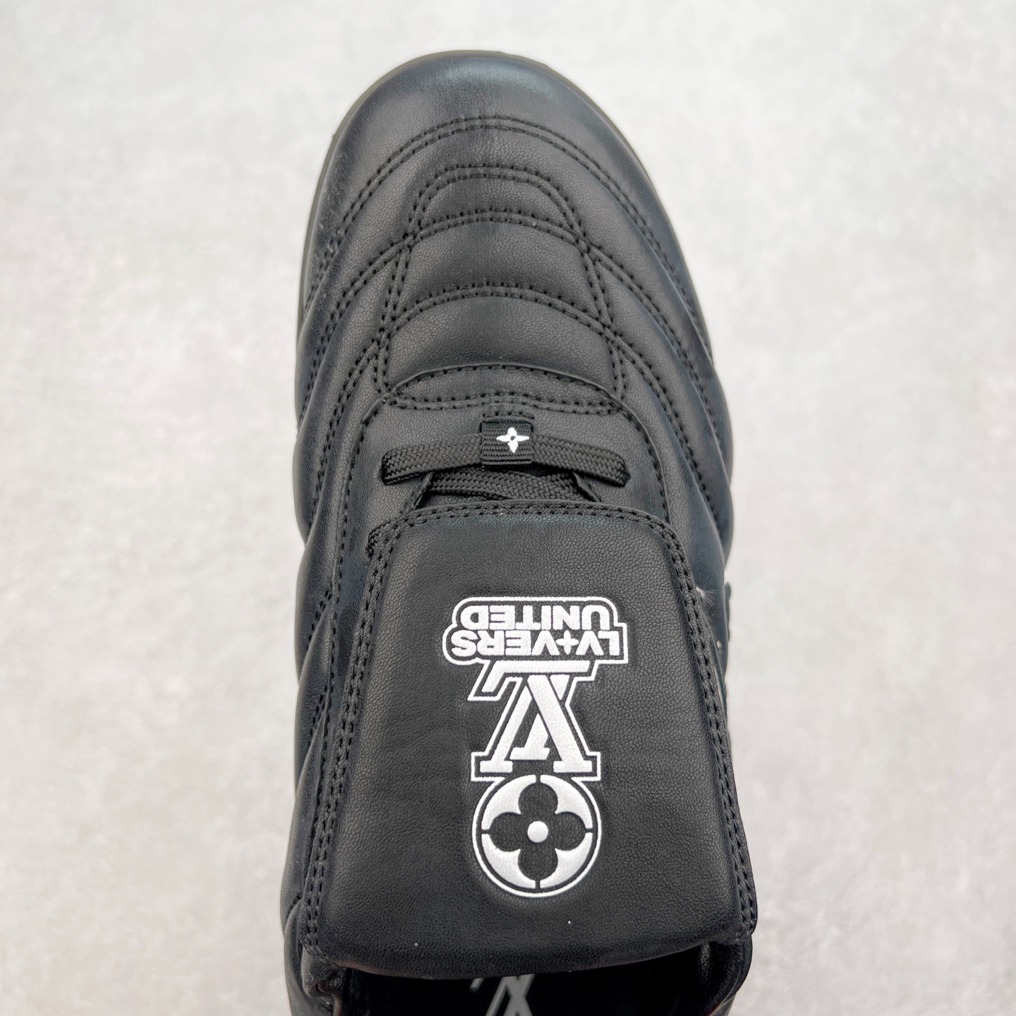 图片[4]-LOUIS VUITTON Footprint Soccer LV 皮革 2025春夏男士系列圆头系带低帮生活休闲鞋 2025春夏系列时装展中亮相，是Pharrell Williams 首次以足球鞋为灵感设计的运动鞋。鞋款的灵感来自跨越世代和文化的足球运动，呼应2025春夏系列时装展团结一致、全民参与的主题。鞋款以流丽的设计著称，侧面以富动感的IV Initials标志点缀，鞋舌缀有灵感来自足球队伍的Lvers United徽章，而脚掌纹橡胶鞋底饰有多款路易威登标志 时髦休闲穿搭 时尚界的弄潮儿 实拍调校N版已经零色差零失真 百分百还原实物色彩所见即所得 不存在货不对板色差等低级问题 选购参考实物拍摄 不混卖不参货 只用心做好货严格选品 承诺混一赔十 尺码：36 37 38 39 40 41 42 43 44 45 46-选品中心