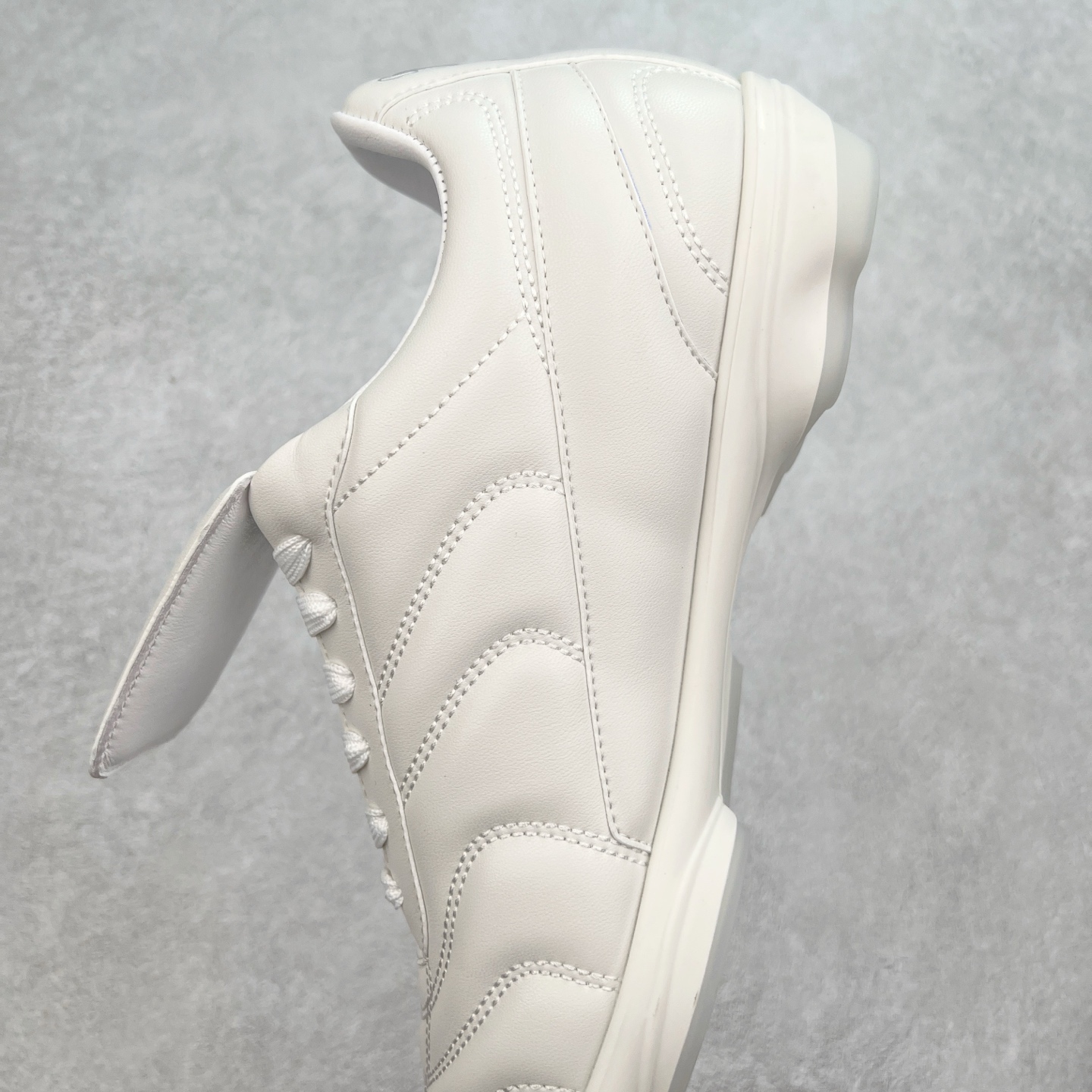 图片[7]-LOUIS VUITTON Footprint Soccer LV 皮革 2025春夏男士系列圆头系带低帮生活休闲鞋 2025春夏系列时装展中亮相，是Pharrell Williams 首次以足球鞋为灵感设计的运动鞋。鞋款的灵感来自跨越世代和文化的足球运动，呼应2025春夏系列时装展团结一致、全民参与的主题。鞋款以流丽的设计著称，侧面以富动感的IV Initials标志点缀，鞋舌缀有灵感来自足球队伍的Lvers United徽章，而脚掌纹橡胶鞋底饰有多款路易威登标志 时髦休闲穿搭 时尚界的弄潮儿 实拍调校N版已经零色差零失真 百分百还原实物色彩所见即所得 不存在货不对板色差等低级问题 选购参考实物拍摄 不混卖不参货 只用心做好货严格选品 承诺混一赔十 尺码：36 37 38 39 40 41 42 43 44 45 46-选品中心