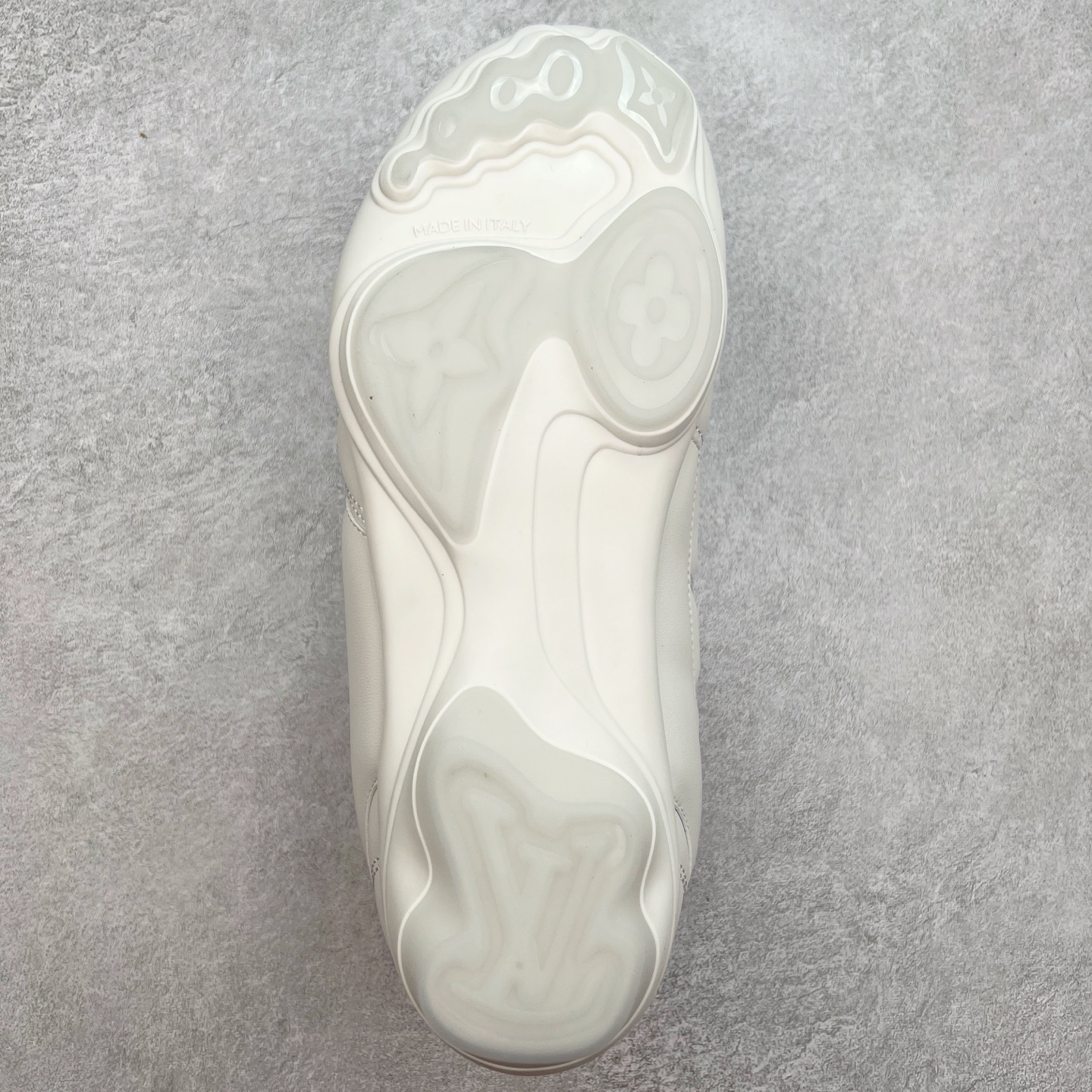 图片[9]-LOUIS VUITTON Footprint Soccer LV 皮革 2025春夏男士系列圆头系带低帮生活休闲鞋 2025春夏系列时装展中亮相，是Pharrell Williams 首次以足球鞋为灵感设计的运动鞋。鞋款的灵感来自跨越世代和文化的足球运动，呼应2025春夏系列时装展团结一致、全民参与的主题。鞋款以流丽的设计著称，侧面以富动感的IV Initials标志点缀，鞋舌缀有灵感来自足球队伍的Lvers United徽章，而脚掌纹橡胶鞋底饰有多款路易威登标志 时髦休闲穿搭 时尚界的弄潮儿 实拍调校N版已经零色差零失真 百分百还原实物色彩所见即所得 不存在货不对板色差等低级问题 选购参考实物拍摄 不混卖不参货 只用心做好货严格选品 承诺混一赔十 尺码：36 37 38 39 40 41 42 43 44 45 46-选品中心