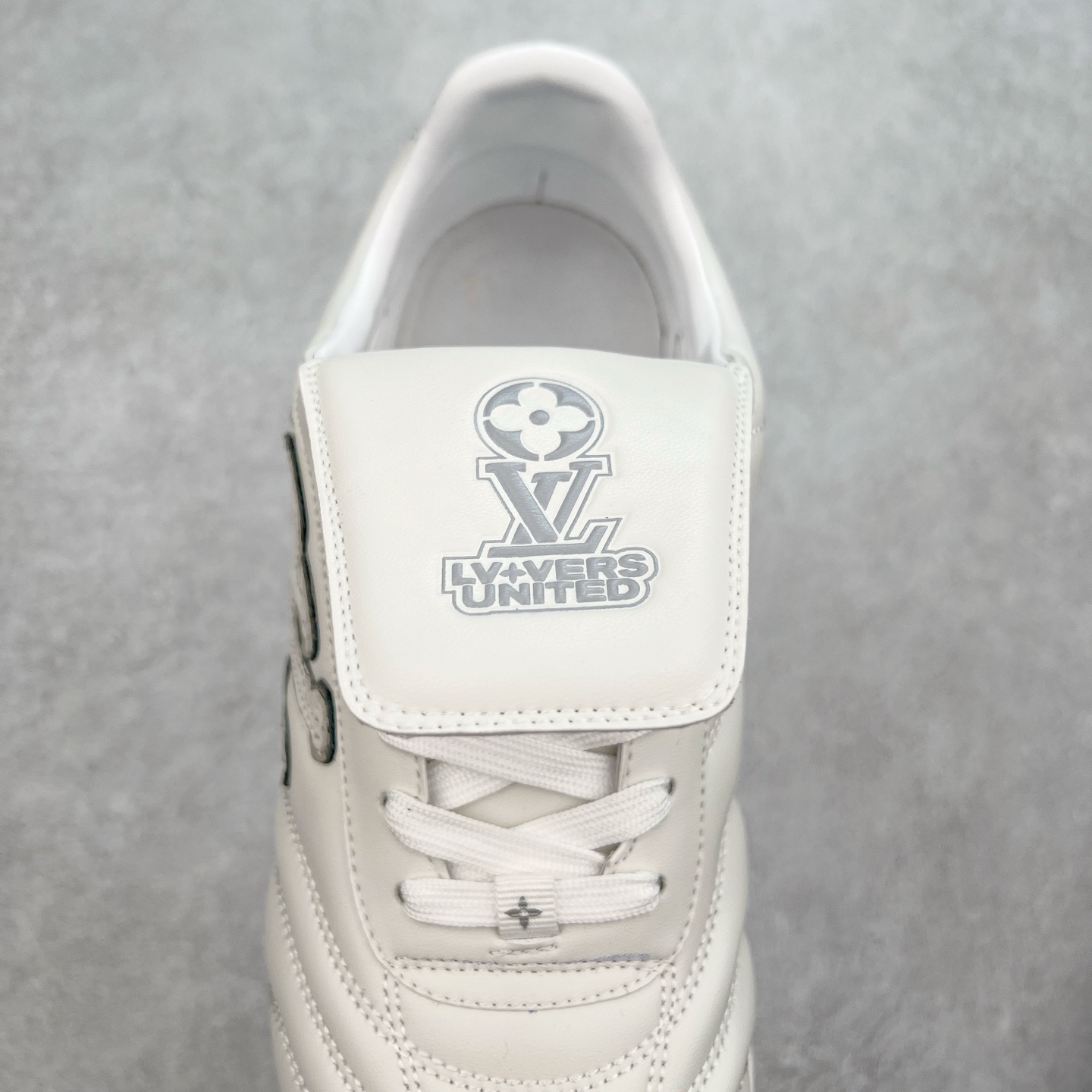 图片[5]-LOUIS VUITTON Footprint Soccer LV 皮革 2025春夏男士系列圆头系带低帮生活休闲鞋 2025春夏系列时装展中亮相，是Pharrell Williams 首次以足球鞋为灵感设计的运动鞋。鞋款的灵感来自跨越世代和文化的足球运动，呼应2025春夏系列时装展团结一致、全民参与的主题。鞋款以流丽的设计著称，侧面以富动感的IV Initials标志点缀，鞋舌缀有灵感来自足球队伍的Lvers United徽章，而脚掌纹橡胶鞋底饰有多款路易威登标志 时髦休闲穿搭 时尚界的弄潮儿 实拍调校N版已经零色差零失真 百分百还原实物色彩所见即所得 不存在货不对板色差等低级问题 选购参考实物拍摄 不混卖不参货 只用心做好货严格选品 承诺混一赔十 尺码：36 37 38 39 40 41 42 43 44 45 46-选品中心