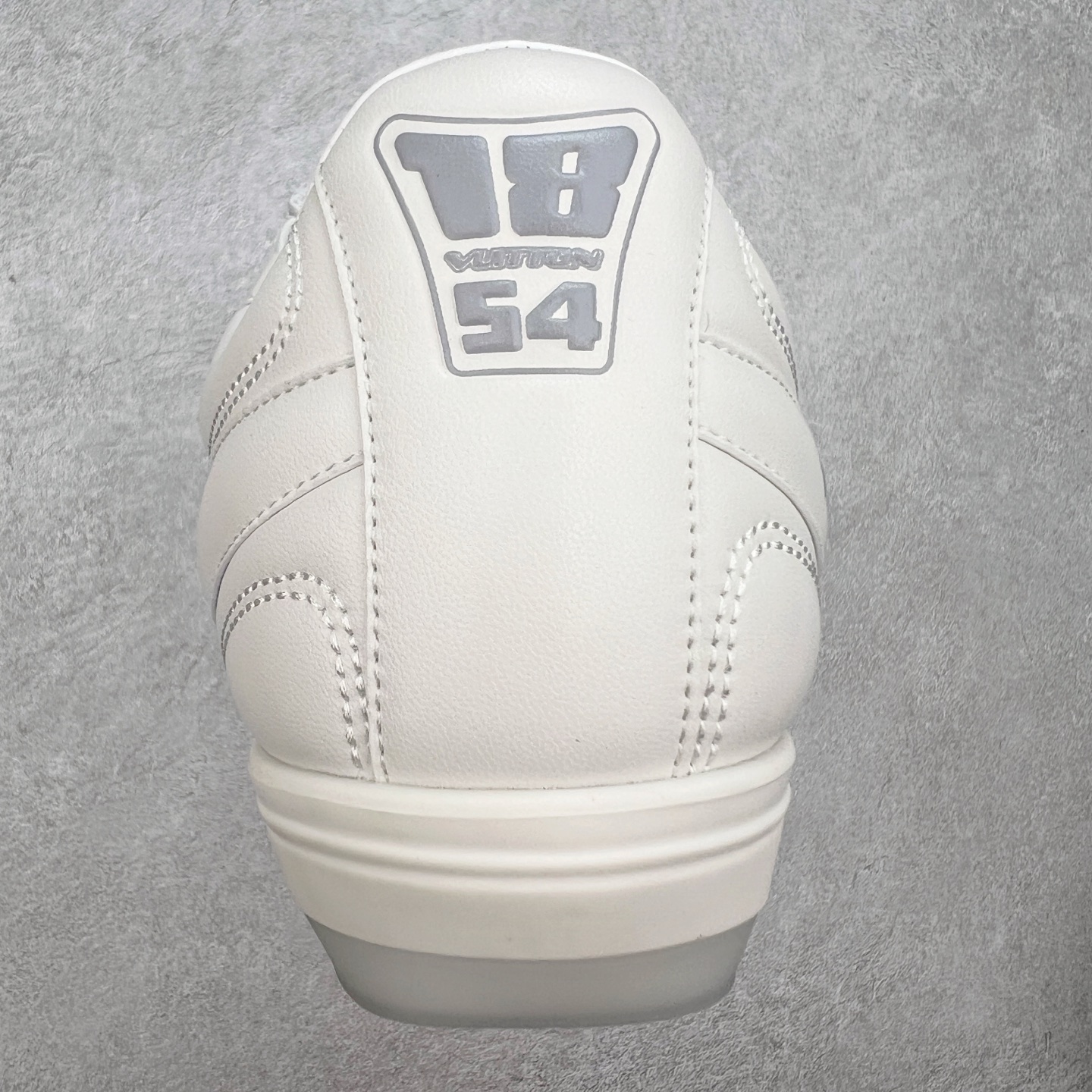 图片[8]-LOUIS VUITTON Footprint Soccer LV 皮革 2025春夏男士系列圆头系带低帮生活休闲鞋 2025春夏系列时装展中亮相，是Pharrell Williams 首次以足球鞋为灵感设计的运动鞋。鞋款的灵感来自跨越世代和文化的足球运动，呼应2025春夏系列时装展团结一致、全民参与的主题。鞋款以流丽的设计著称，侧面以富动感的IV Initials标志点缀，鞋舌缀有灵感来自足球队伍的Lvers United徽章，而脚掌纹橡胶鞋底饰有多款路易威登标志 时髦休闲穿搭 时尚界的弄潮儿 实拍调校N版已经零色差零失真 百分百还原实物色彩所见即所得 不存在货不对板色差等低级问题 选购参考实物拍摄 不混卖不参货 只用心做好货严格选品 承诺混一赔十 尺码：36 37 38 39 40 41 42 43 44 45 46-选品中心