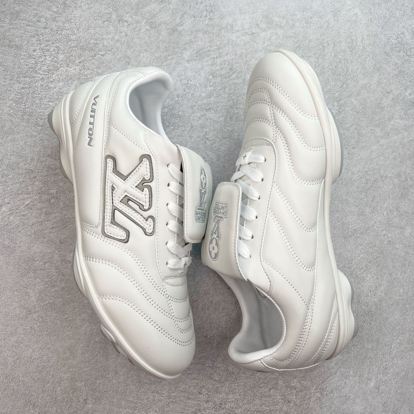 图片[3]-LOUIS VUITTON Footprint Soccer LV 皮革 2025春夏男士系列圆头系带低帮生活休闲鞋 2025春夏系列时装展中亮相，是Pharrell Williams 首次以足球鞋为灵感设计的运动鞋。鞋款的灵感来自跨越世代和文化的足球运动，呼应2025春夏系列时装展团结一致、全民参与的主题。鞋款以流丽的设计著称，侧面以富动感的IV Initials标志点缀，鞋舌缀有灵感来自足球队伍的Lvers United徽章，而脚掌纹橡胶鞋底饰有多款路易威登标志 时髦休闲穿搭 时尚界的弄潮儿 实拍调校N版已经零色差零失真 百分百还原实物色彩所见即所得 不存在货不对板色差等低级问题 选购参考实物拍摄 不混卖不参货 只用心做好货严格选品 承诺混一赔十 尺码：36 37 38 39 40 41 42 43 44 45 46-选品中心