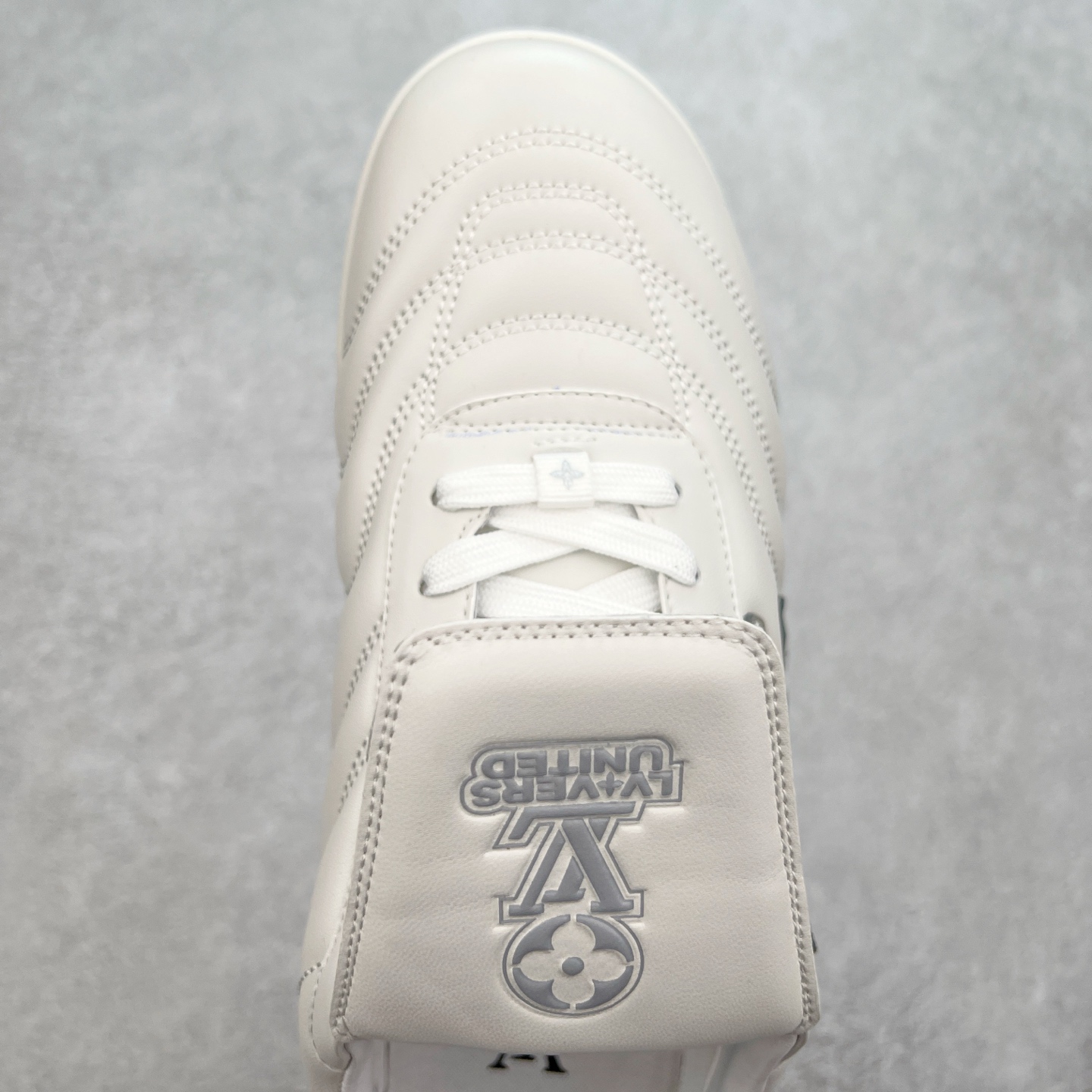 图片[4]-LOUIS VUITTON Footprint Soccer LV 皮革 2025春夏男士系列圆头系带低帮生活休闲鞋 2025春夏系列时装展中亮相，是Pharrell Williams 首次以足球鞋为灵感设计的运动鞋。鞋款的灵感来自跨越世代和文化的足球运动，呼应2025春夏系列时装展团结一致、全民参与的主题。鞋款以流丽的设计著称，侧面以富动感的IV Initials标志点缀，鞋舌缀有灵感来自足球队伍的Lvers United徽章，而脚掌纹橡胶鞋底饰有多款路易威登标志 时髦休闲穿搭 时尚界的弄潮儿 实拍调校N版已经零色差零失真 百分百还原实物色彩所见即所得 不存在货不对板色差等低级问题 选购参考实物拍摄 不混卖不参货 只用心做好货严格选品 承诺混一赔十 尺码：36 37 38 39 40 41 42 43 44 45 46-选品中心