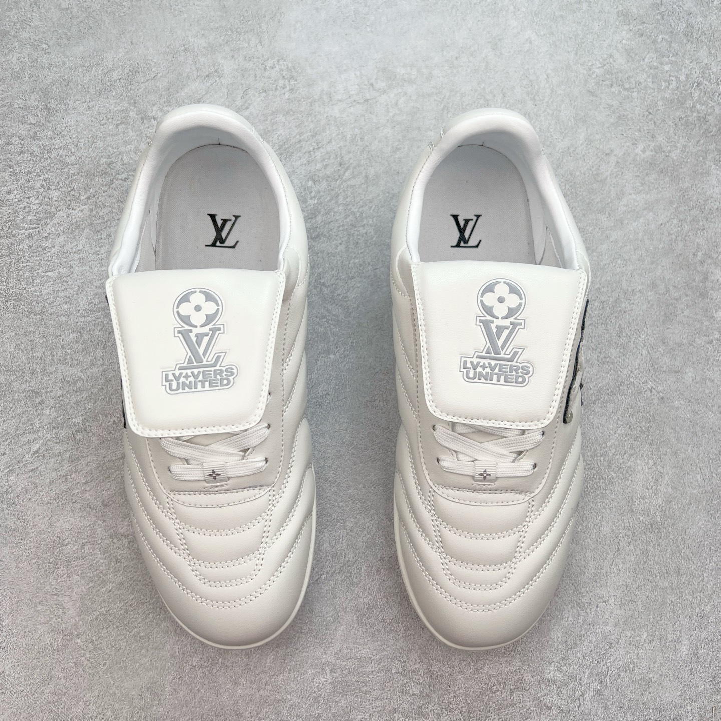 图片[2]-LOUIS VUITTON Footprint Soccer LV 皮革 2025春夏男士系列圆头系带低帮生活休闲鞋 2025春夏系列时装展中亮相，是Pharrell Williams 首次以足球鞋为灵感设计的运动鞋。鞋款的灵感来自跨越世代和文化的足球运动，呼应2025春夏系列时装展团结一致、全民参与的主题。鞋款以流丽的设计著称，侧面以富动感的IV Initials标志点缀，鞋舌缀有灵感来自足球队伍的Lvers United徽章，而脚掌纹橡胶鞋底饰有多款路易威登标志 时髦休闲穿搭 时尚界的弄潮儿 实拍调校N版已经零色差零失真 百分百还原实物色彩所见即所得 不存在货不对板色差等低级问题 选购参考实物拍摄 不混卖不参货 只用心做好货严格选品 承诺混一赔十 尺码：36 37 38 39 40 41 42 43 44 45 46-选品中心