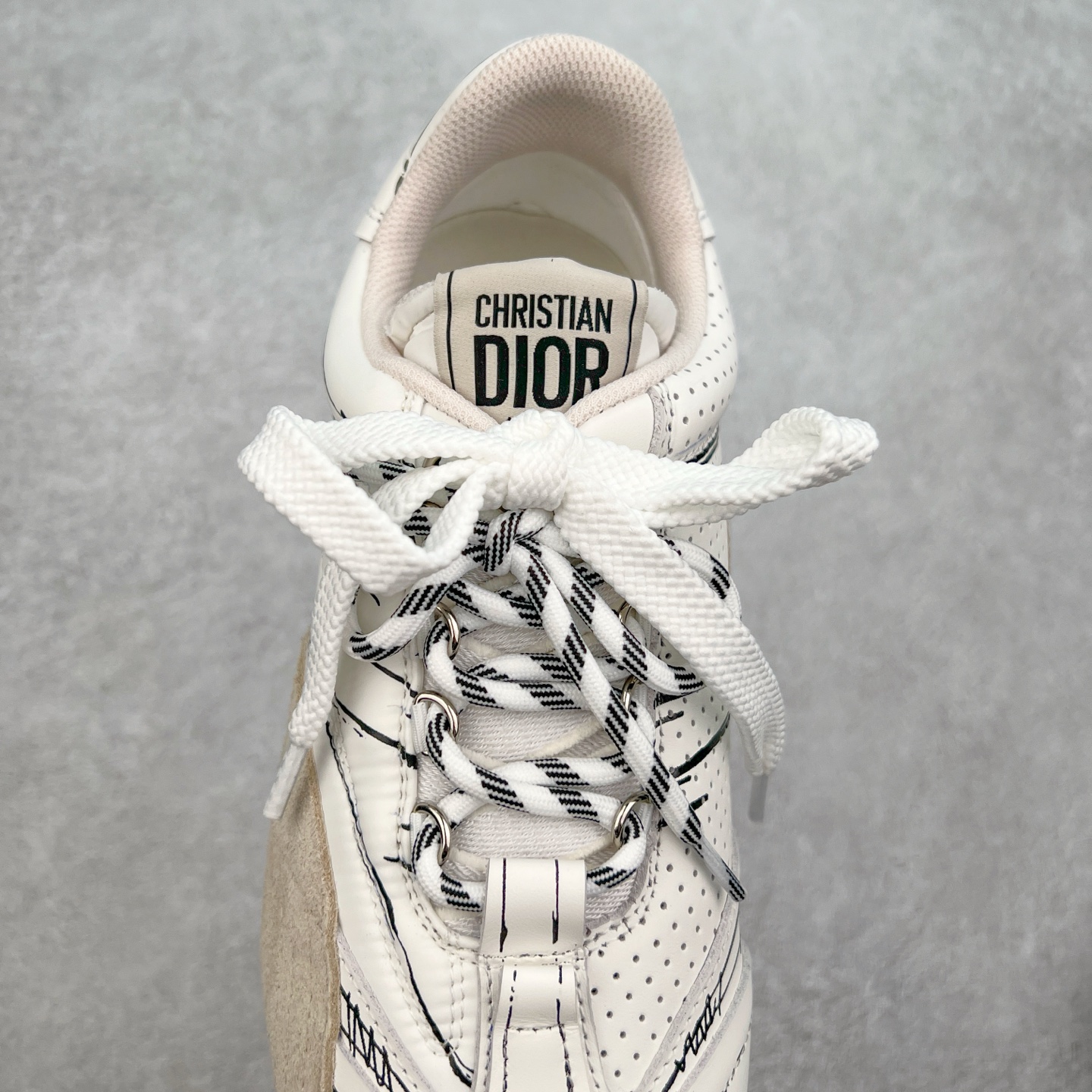 图片[5]-DIOR迪奥 D-Sketch春夏成衣系列 圆头系带 低帮生活休闲鞋 原版开发 25ss春夏秀场出镜率最高的单品 保留着原本的造型 细节点缀上非常符合当下流行趋势 融入了主理人对于阿甘鞋全新的理解和复古情怀。全新材质有一点哑光的皮质，复古风十足 上脚很凸造型 时尚百搭 全风格衣服裤子裙子都能驾驭 原版组合大底 尺码：35-40 (男鞋后续出货)-选品中心