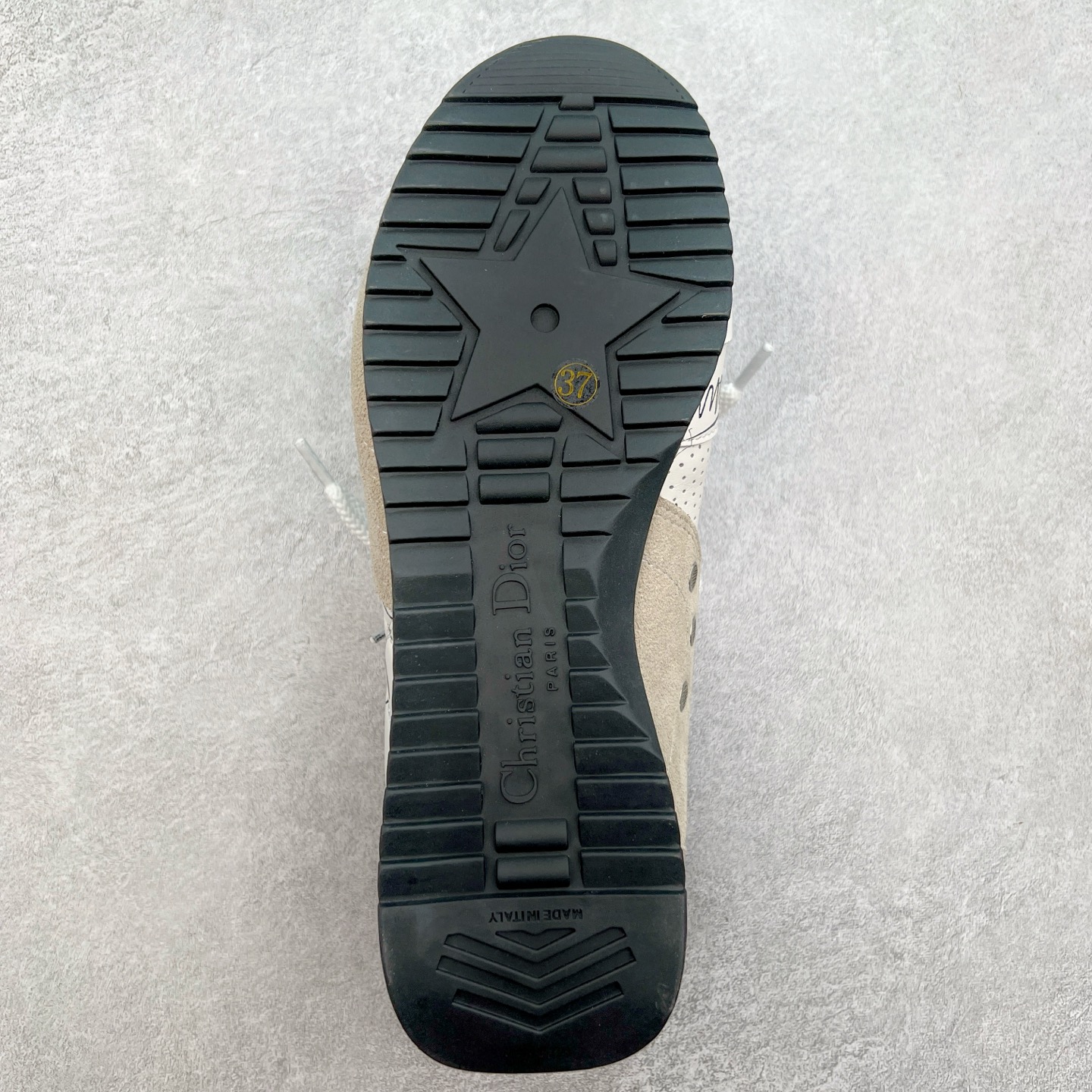 图片[9]-DIOR迪奥 D-Sketch春夏成衣系列 圆头系带 低帮生活休闲鞋 原版开发 25ss春夏秀场出镜率最高的单品 保留着原本的造型 细节点缀上非常符合当下流行趋势 融入了主理人对于阿甘鞋全新的理解和复古情怀。全新材质有一点哑光的皮质，复古风十足 上脚很凸造型 时尚百搭 全风格衣服裤子裙子都能驾驭 原版组合大底 尺码：35-40 (男鞋后续出货)-选品中心