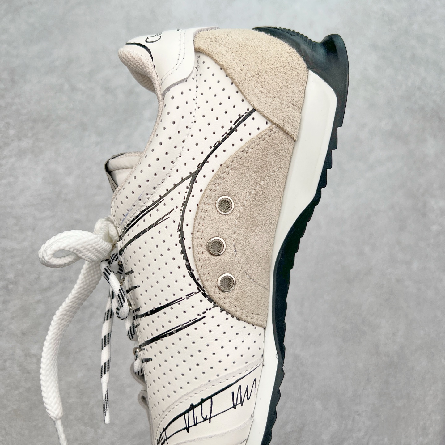 图片[7]-DIOR迪奥 D-Sketch春夏成衣系列 圆头系带 低帮生活休闲鞋 原版开发 25ss春夏秀场出镜率最高的单品 保留着原本的造型 细节点缀上非常符合当下流行趋势 融入了主理人对于阿甘鞋全新的理解和复古情怀。全新材质有一点哑光的皮质，复古风十足 上脚很凸造型 时尚百搭 全风格衣服裤子裙子都能驾驭 原版组合大底 尺码：35-40 (男鞋后续出货)-选品中心