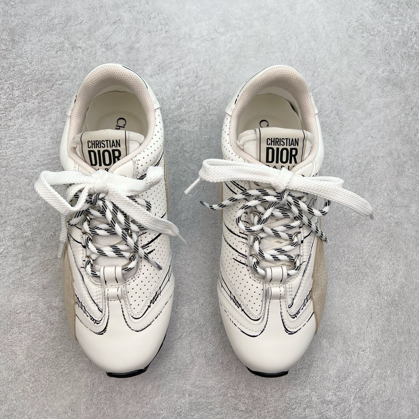 图片[2]-DIOR迪奥 D-Sketch春夏成衣系列 圆头系带 低帮生活休闲鞋 原版开发 25ss春夏秀场出镜率最高的单品 保留着原本的造型 细节点缀上非常符合当下流行趋势 融入了主理人对于阿甘鞋全新的理解和复古情怀。全新材质有一点哑光的皮质，复古风十足 上脚很凸造型 时尚百搭 全风格衣服裤子裙子都能驾驭 原版组合大底 尺码：35-40 (男鞋后续出货)-选品中心