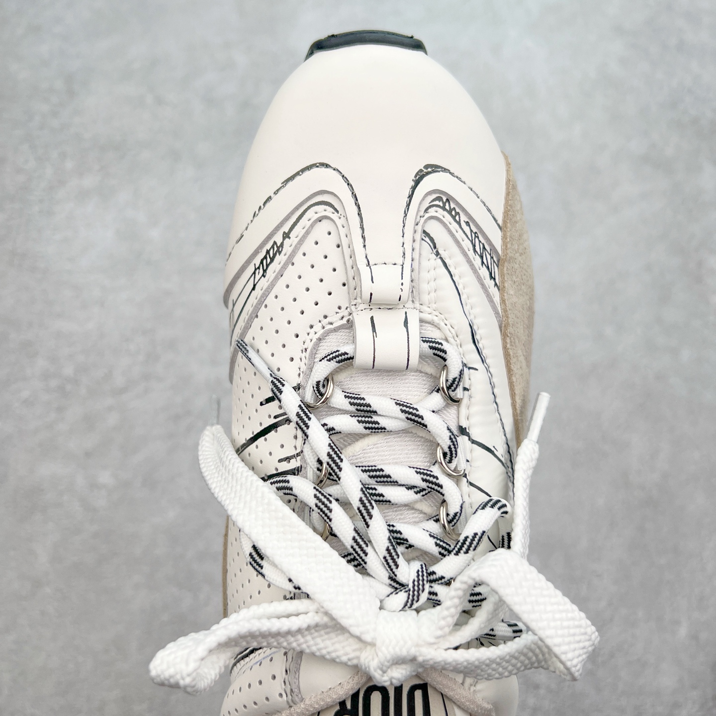 图片[4]-DIOR迪奥 D-Sketch春夏成衣系列 圆头系带 低帮生活休闲鞋 原版开发 25ss春夏秀场出镜率最高的单品 保留着原本的造型 细节点缀上非常符合当下流行趋势 融入了主理人对于阿甘鞋全新的理解和复古情怀。全新材质有一点哑光的皮质，复古风十足 上脚很凸造型 时尚百搭 全风格衣服裤子裙子都能驾驭 原版组合大底 尺码：35-40 (男鞋后续出货)-选品中心