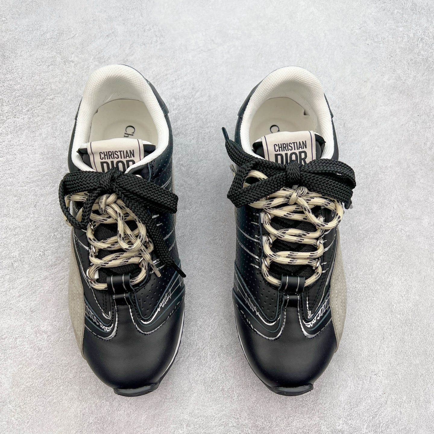 图片[2]-DIOR迪奥 D-Sketch春夏成衣系列 圆头系带 低帮生活休闲鞋 原版开发 25ss春夏秀场出镜率最高的单品 保留着原本的造型 细节点缀上非常符合当下流行趋势 融入了主理人对于阿甘鞋全新的理解和复古情怀。全新材质有一点哑光的皮质，复古风十足 上脚很凸造型 时尚百搭 全风格衣服裤子裙子都能驾驭 原版组合大底 尺码：35-40 (男鞋后续出货)-选品中心