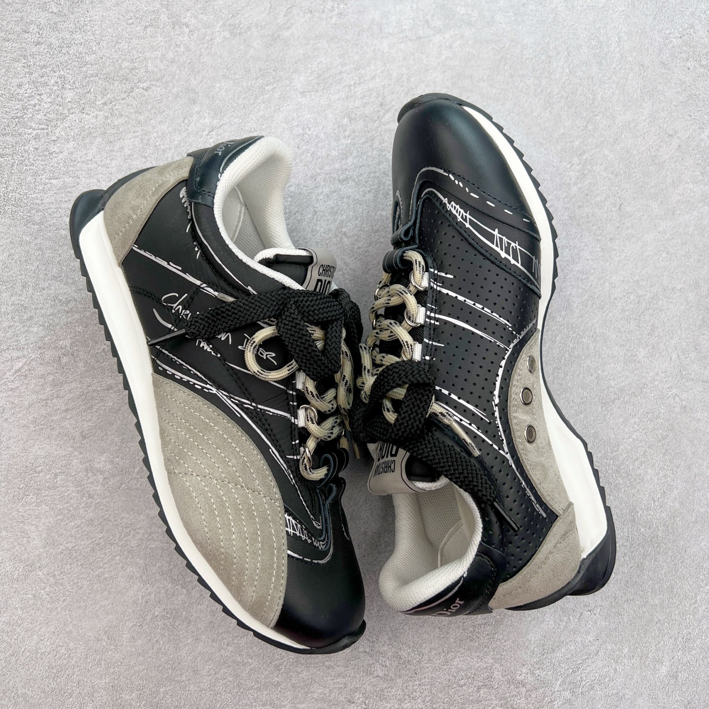 图片[3]-DIOR迪奥 D-Sketch春夏成衣系列 圆头系带 低帮生活休闲鞋 原版开发 25ss春夏秀场出镜率最高的单品 保留着原本的造型 细节点缀上非常符合当下流行趋势 融入了主理人对于阿甘鞋全新的理解和复古情怀。全新材质有一点哑光的皮质，复古风十足 上脚很凸造型 时尚百搭 全风格衣服裤子裙子都能驾驭 原版组合大底 尺码：35-40 (男鞋后续出货)-选品中心