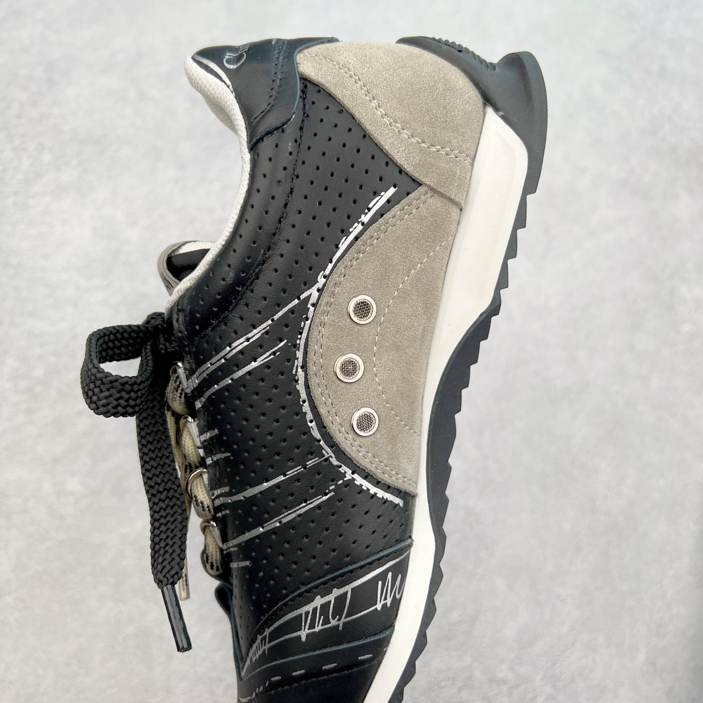 图片[7]-DIOR迪奥 D-Sketch春夏成衣系列 圆头系带 低帮生活休闲鞋 原版开发 25ss春夏秀场出镜率最高的单品 保留着原本的造型 细节点缀上非常符合当下流行趋势 融入了主理人对于阿甘鞋全新的理解和复古情怀。全新材质有一点哑光的皮质，复古风十足 上脚很凸造型 时尚百搭 全风格衣服裤子裙子都能驾驭 原版组合大底 尺码：35-40 (男鞋后续出货)-选品中心