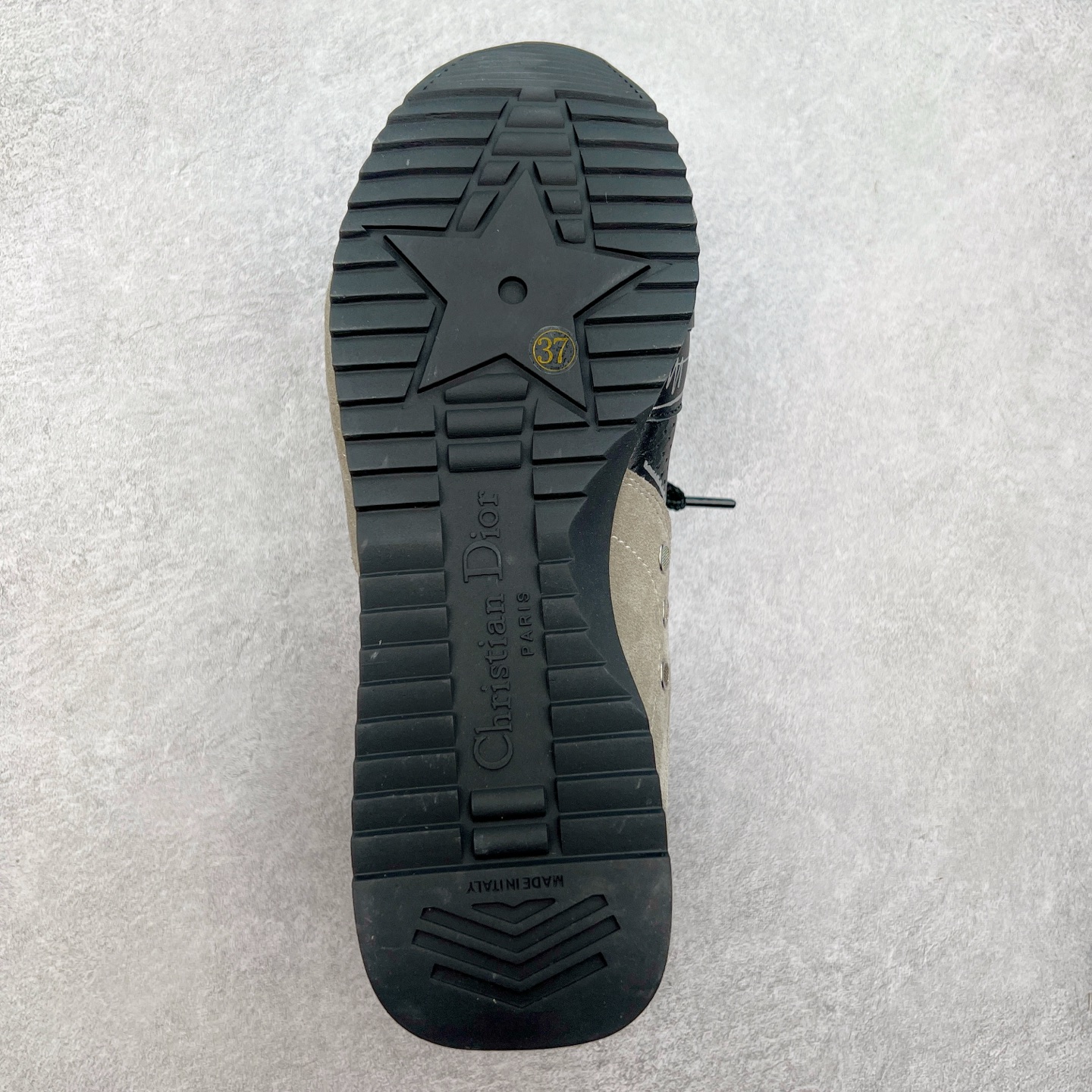 图片[9]-DIOR迪奥 D-Sketch春夏成衣系列 圆头系带 低帮生活休闲鞋 原版开发 25ss春夏秀场出镜率最高的单品 保留着原本的造型 细节点缀上非常符合当下流行趋势 融入了主理人对于阿甘鞋全新的理解和复古情怀。全新材质有一点哑光的皮质，复古风十足 上脚很凸造型 时尚百搭 全风格衣服裤子裙子都能驾驭 原版组合大底 尺码：35-40 (男鞋后续出货)-选品中心