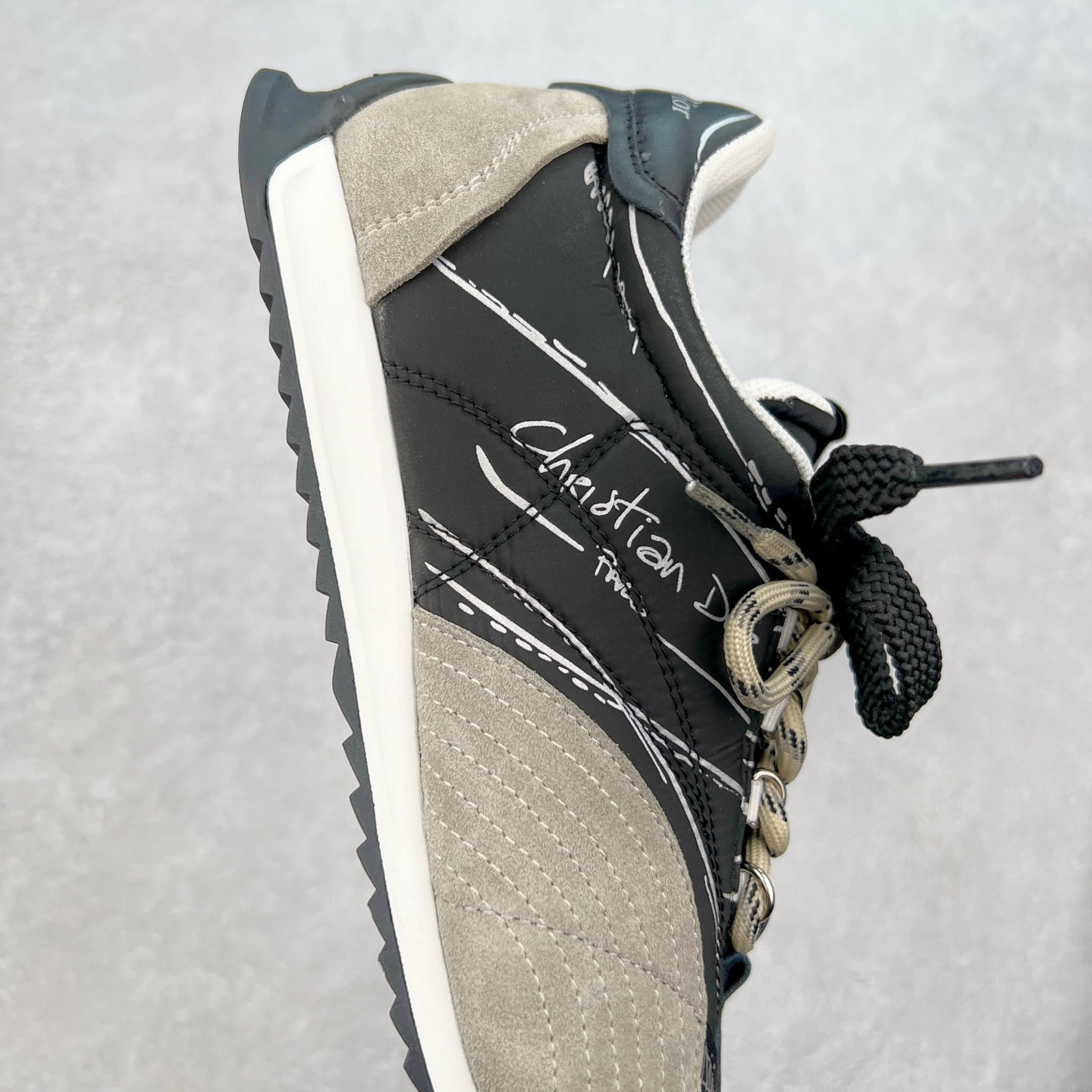 图片[6]-DIOR迪奥 D-Sketch春夏成衣系列 圆头系带 低帮生活休闲鞋 原版开发 25ss春夏秀场出镜率最高的单品 保留着原本的造型 细节点缀上非常符合当下流行趋势 融入了主理人对于阿甘鞋全新的理解和复古情怀。全新材质有一点哑光的皮质，复古风十足 上脚很凸造型 时尚百搭 全风格衣服裤子裙子都能驾驭 原版组合大底 尺码：35-40 (男鞋后续出货)-选品中心