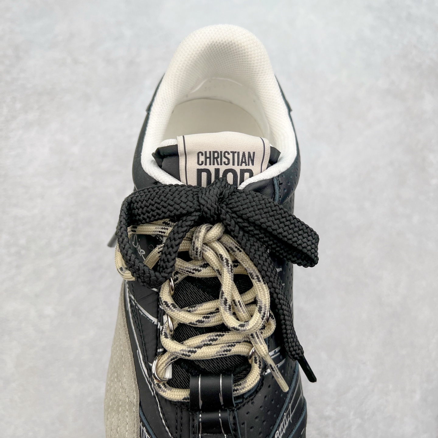 图片[5]-DIOR迪奥 D-Sketch春夏成衣系列 圆头系带 低帮生活休闲鞋 原版开发 25ss春夏秀场出镜率最高的单品 保留着原本的造型 细节点缀上非常符合当下流行趋势 融入了主理人对于阿甘鞋全新的理解和复古情怀。全新材质有一点哑光的皮质，复古风十足 上脚很凸造型 时尚百搭 全风格衣服裤子裙子都能驾驭 原版组合大底 尺码：35-40 (男鞋后续出货)-选品中心