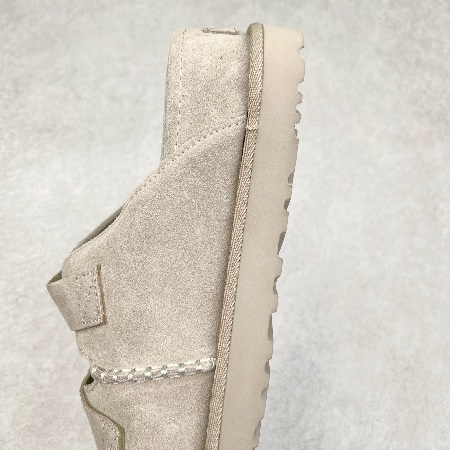 图片[7]-＃SP原厂 UGG 金星 绒面革轻盈低帮生活休闲鞋一字拖鞋 全鞋采用ZP同厂 隆丰A级澳洲进口羊皮毛一体 品牌代工厂生产线 完全遵循ZP工艺流程 代工厂原厂版师 秉承无原鞋不开发选择 注重每一处细节 市面最正版型 TREADLITE\\\”轻翼\\\”科技外底 轻便/耐用/柔韧/桩型【售后郑重承诺】一个月内若出现重大脱胶/断底等质量问题 直接为您换新！尺码：35 36 37 38 39 40 41-选品中心