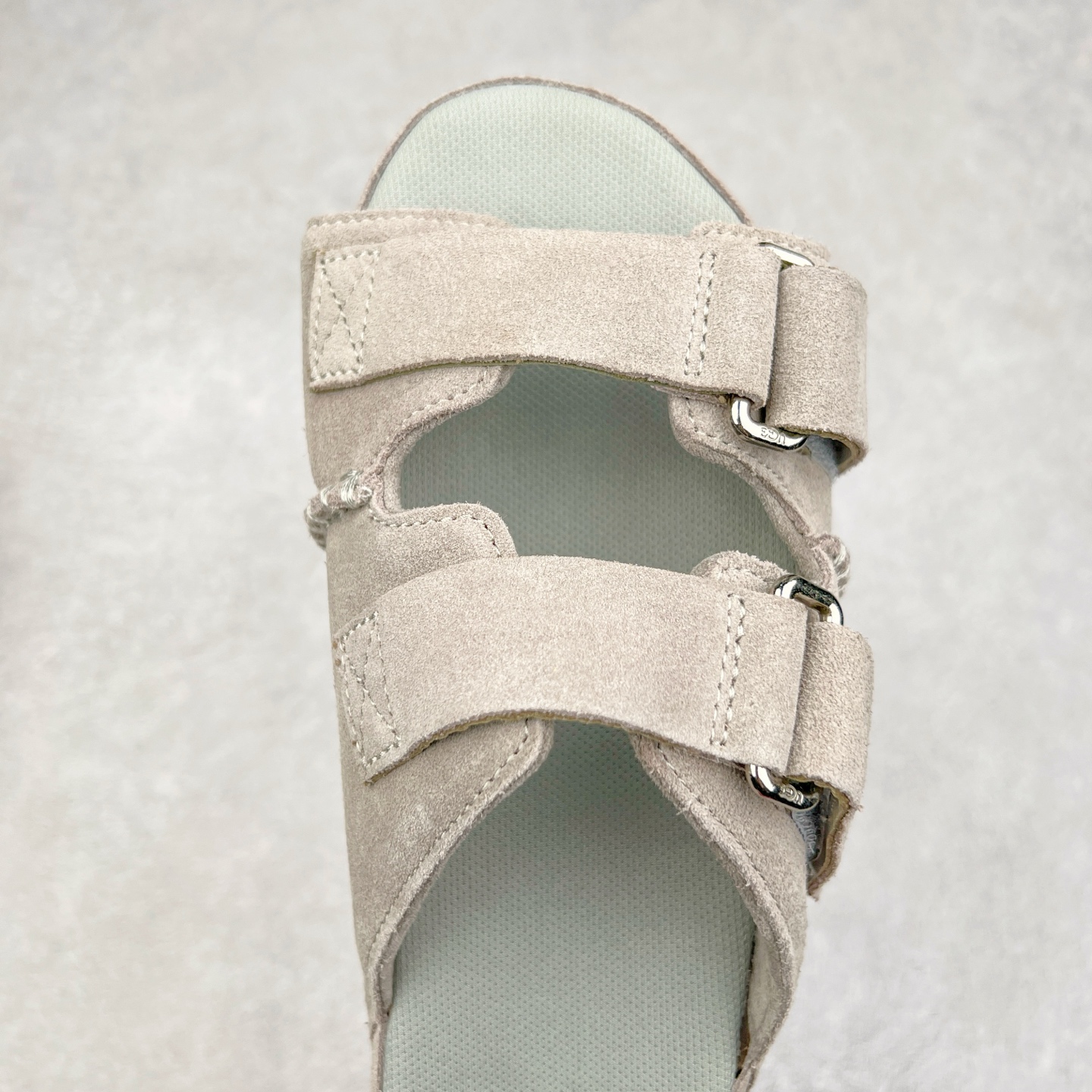 图片[4]-＃SP原厂 UGG 金星 绒面革轻盈低帮生活休闲鞋一字拖鞋 全鞋采用ZP同厂 隆丰A级澳洲进口羊皮毛一体 品牌代工厂生产线 完全遵循ZP工艺流程 代工厂原厂版师 秉承无原鞋不开发选择 注重每一处细节 市面最正版型 TREADLITE\\\”轻翼\\\”科技外底 轻便/耐用/柔韧/桩型【售后郑重承诺】一个月内若出现重大脱胶/断底等质量问题 直接为您换新！尺码：35 36 37 38 39 40 41-选品中心