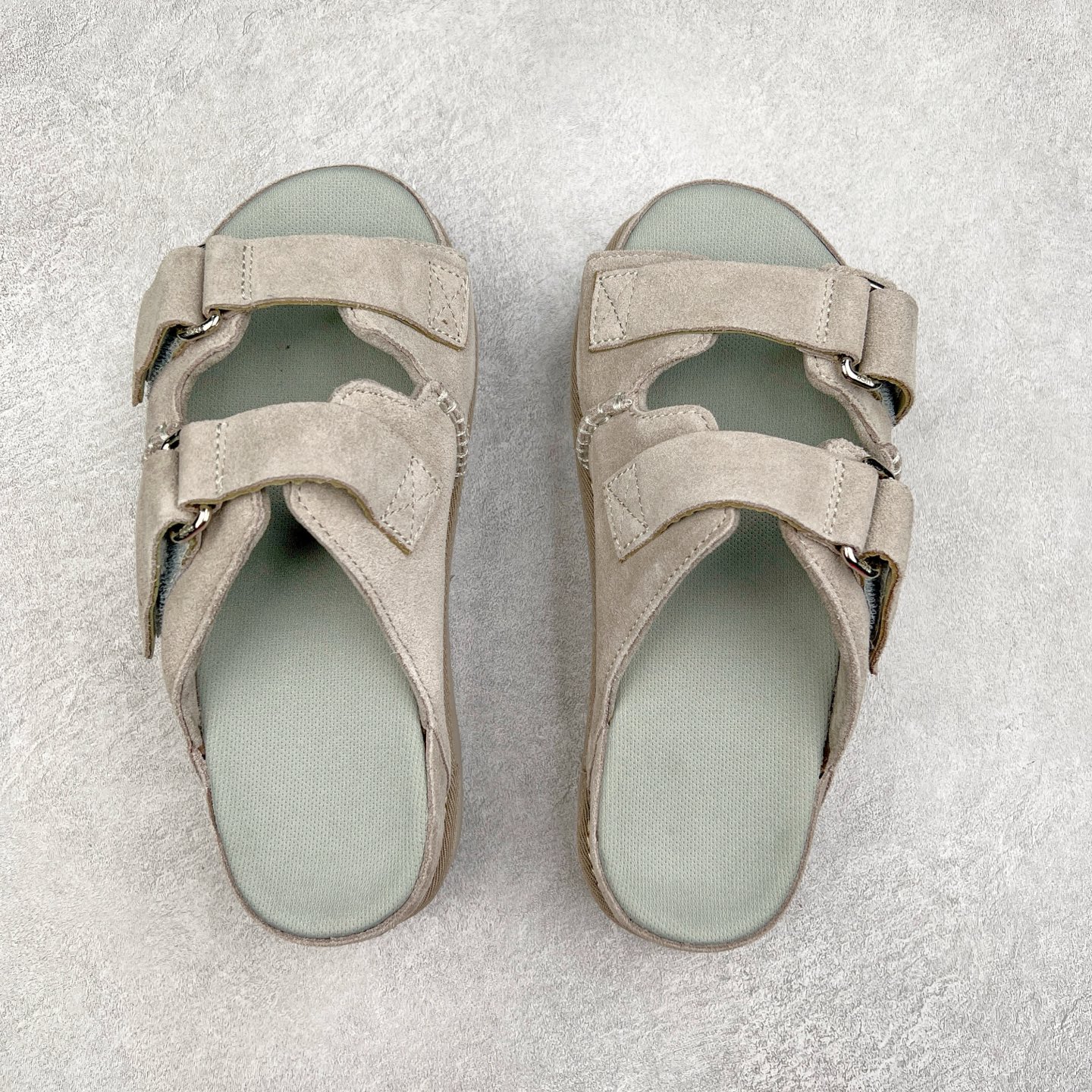 图片[3]-＃SP原厂 UGG 金星 绒面革轻盈低帮生活休闲鞋一字拖鞋 全鞋采用ZP同厂 隆丰A级澳洲进口羊皮毛一体 品牌代工厂生产线 完全遵循ZP工艺流程 代工厂原厂版师 秉承无原鞋不开发选择 注重每一处细节 市面最正版型 TREADLITE\\\”轻翼\\\”科技外底 轻便/耐用/柔韧/桩型【售后郑重承诺】一个月内若出现重大脱胶/断底等质量问题 直接为您换新！尺码：35 36 37 38 39 40 41-选品中心