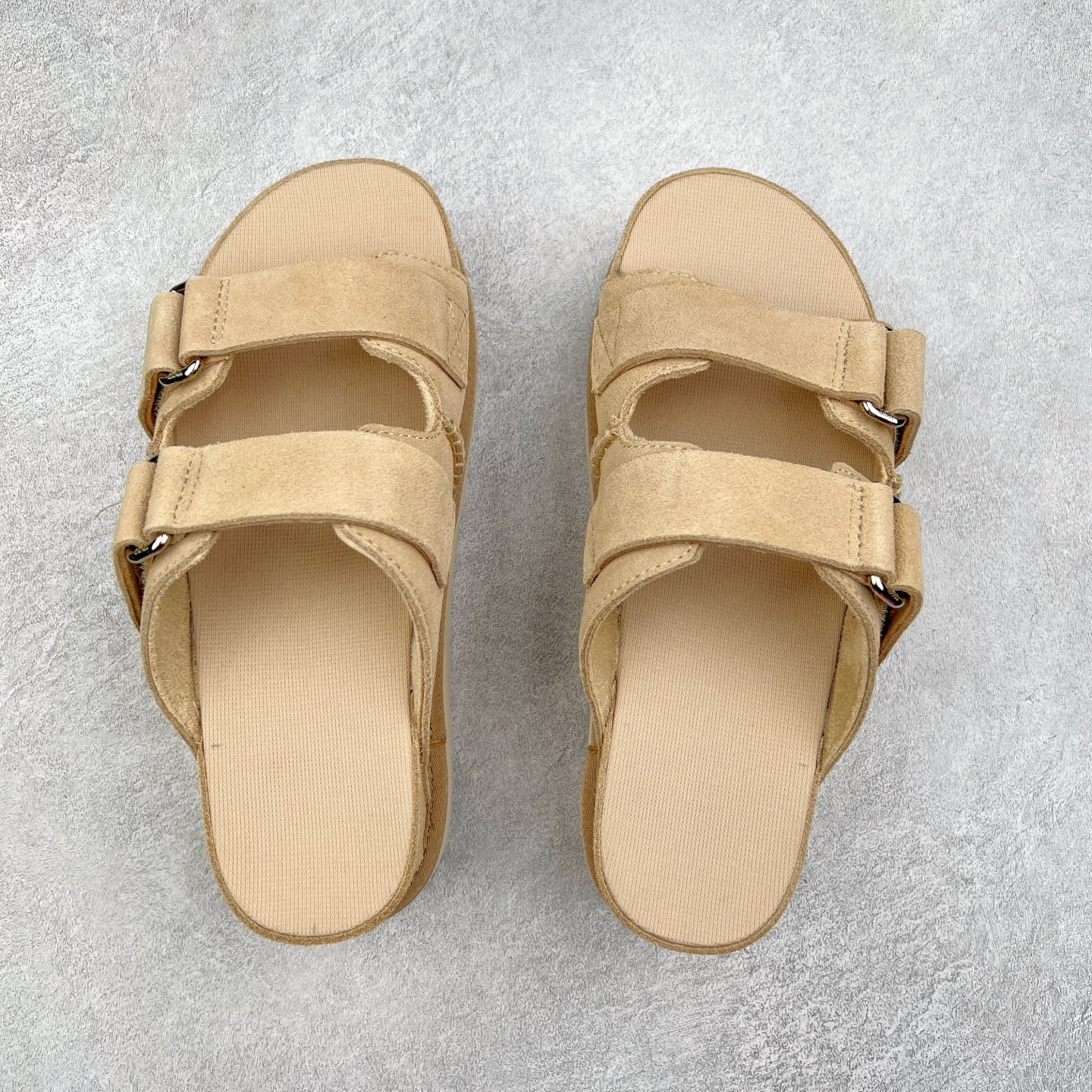 图片[3]-＃SP原厂 UGG 金星 绒面革轻盈低帮生活休闲鞋一字拖鞋 全鞋采用ZP同厂 隆丰A级澳洲进口羊皮毛一体 品牌代工厂生产线 完全遵循ZP工艺流程 代工厂原厂版师 秉承无原鞋不开发选择 注重每一处细节 市面最正版型 TREADLITE\\\”轻翼\\\”科技外底 轻便/耐用/柔韧/桩型【售后郑重承诺】一个月内若出现重大脱胶/断底等质量问题 直接为您换新！尺码：35 36 37 38 39 40 41-选品中心