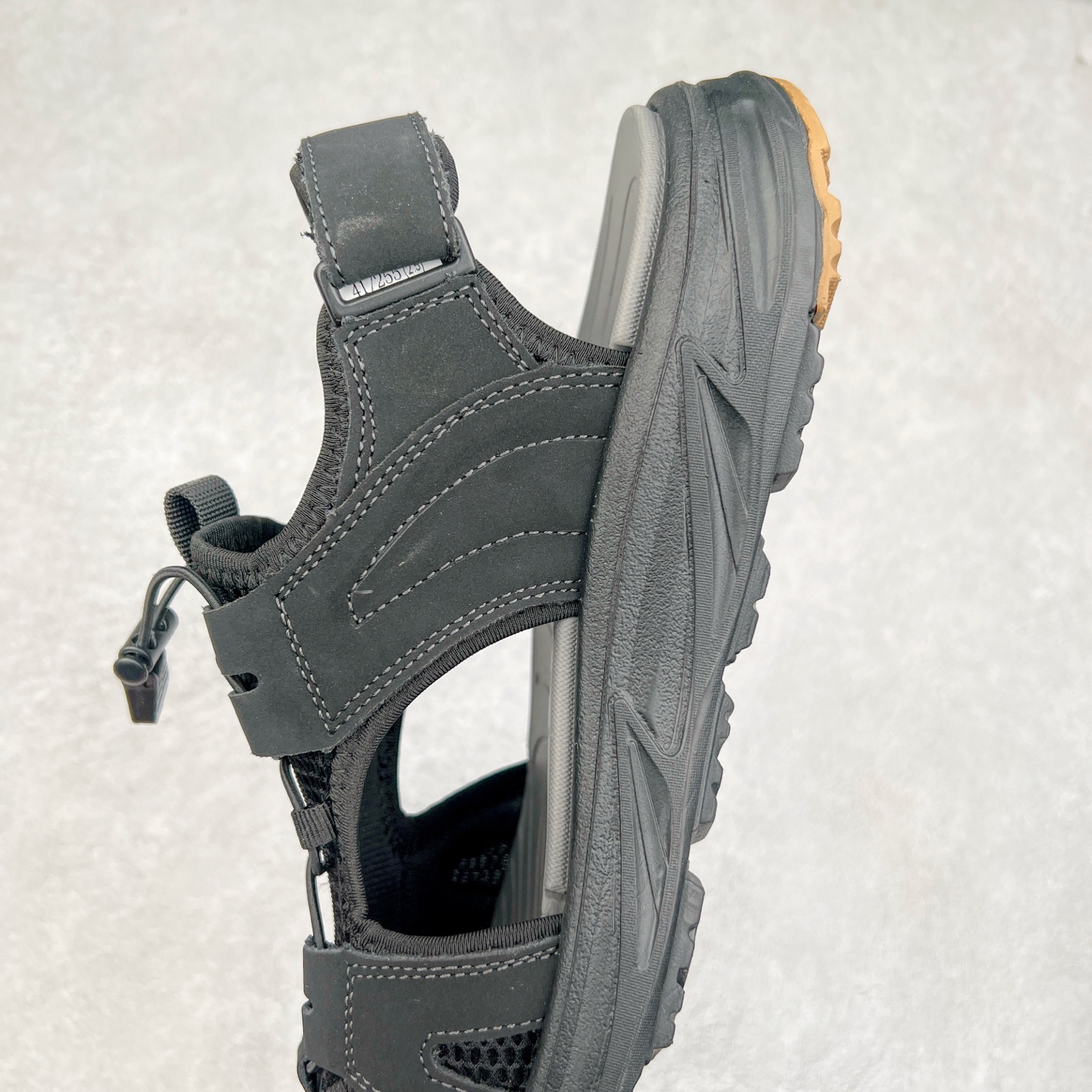 图片[7]-ECCO爱步男鞋夏季新款户外凉鞋 沙滩鞋男鞋 越野系列 酷爽夏日出行 褪去厚重和繁琐的束缚 百看不厌的拼接鞋面，个性走势畅游盛夏 鞋面采用抽绳扣，适应各种脚型 防撞鞋头构造 橡胶半包结构 形成防撞保护 避免磕碰 采用MD按摩垫脚，U型结构包裹脚跟缓解疲劳 后跟魔术贴条 粘合强防止掉脚 回弹轻便鞋底 耐磨抗老化，具有较强抓地性和耐磨性，稳固支撑 尺码：38 39 40 41 42 43 44 45（皮鞋码）-选品中心