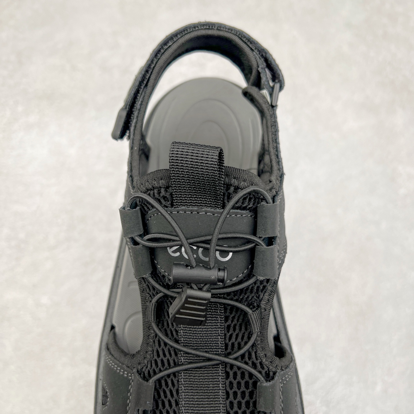 图片[5]-ECCO爱步男鞋夏季新款户外凉鞋 沙滩鞋男鞋 越野系列 酷爽夏日出行 褪去厚重和繁琐的束缚 百看不厌的拼接鞋面，个性走势畅游盛夏 鞋面采用抽绳扣，适应各种脚型 防撞鞋头构造 橡胶半包结构 形成防撞保护 避免磕碰 采用MD按摩垫脚，U型结构包裹脚跟缓解疲劳 后跟魔术贴条 粘合强防止掉脚 回弹轻便鞋底 耐磨抗老化，具有较强抓地性和耐磨性，稳固支撑 尺码：38 39 40 41 42 43 44 45（皮鞋码）-选品中心