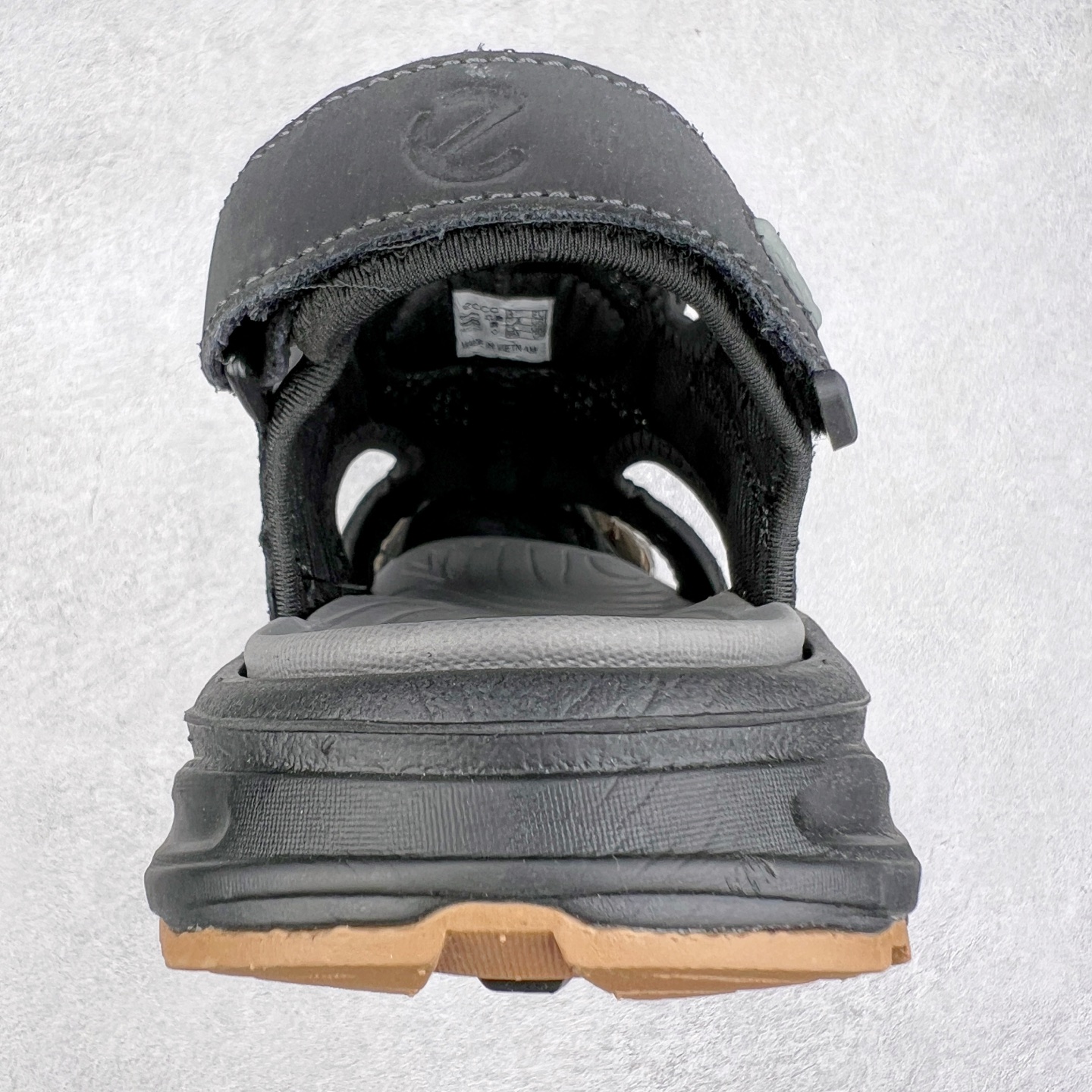 图片[8]-ECCO爱步男鞋夏季新款户外凉鞋 沙滩鞋男鞋 越野系列 酷爽夏日出行 褪去厚重和繁琐的束缚 百看不厌的拼接鞋面，个性走势畅游盛夏 鞋面采用抽绳扣，适应各种脚型 防撞鞋头构造 橡胶半包结构 形成防撞保护 避免磕碰 采用MD按摩垫脚，U型结构包裹脚跟缓解疲劳 后跟魔术贴条 粘合强防止掉脚 回弹轻便鞋底 耐磨抗老化，具有较强抓地性和耐磨性，稳固支撑 尺码：38 39 40 41 42 43 44 45（皮鞋码）-选品中心