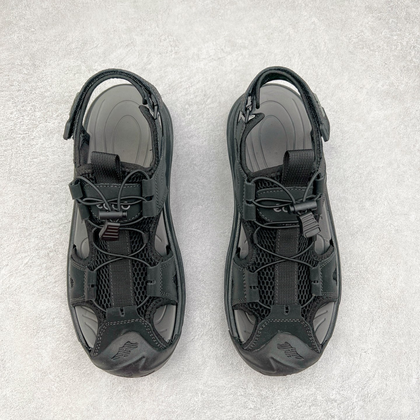 图片[2]-ECCO爱步男鞋夏季新款户外凉鞋 沙滩鞋男鞋 越野系列 酷爽夏日出行 褪去厚重和繁琐的束缚 百看不厌的拼接鞋面，个性走势畅游盛夏 鞋面采用抽绳扣，适应各种脚型 防撞鞋头构造 橡胶半包结构 形成防撞保护 避免磕碰 采用MD按摩垫脚，U型结构包裹脚跟缓解疲劳 后跟魔术贴条 粘合强防止掉脚 回弹轻便鞋底 耐磨抗老化，具有较强抓地性和耐磨性，稳固支撑 尺码：38 39 40 41 42 43 44 45（皮鞋码）-选品中心