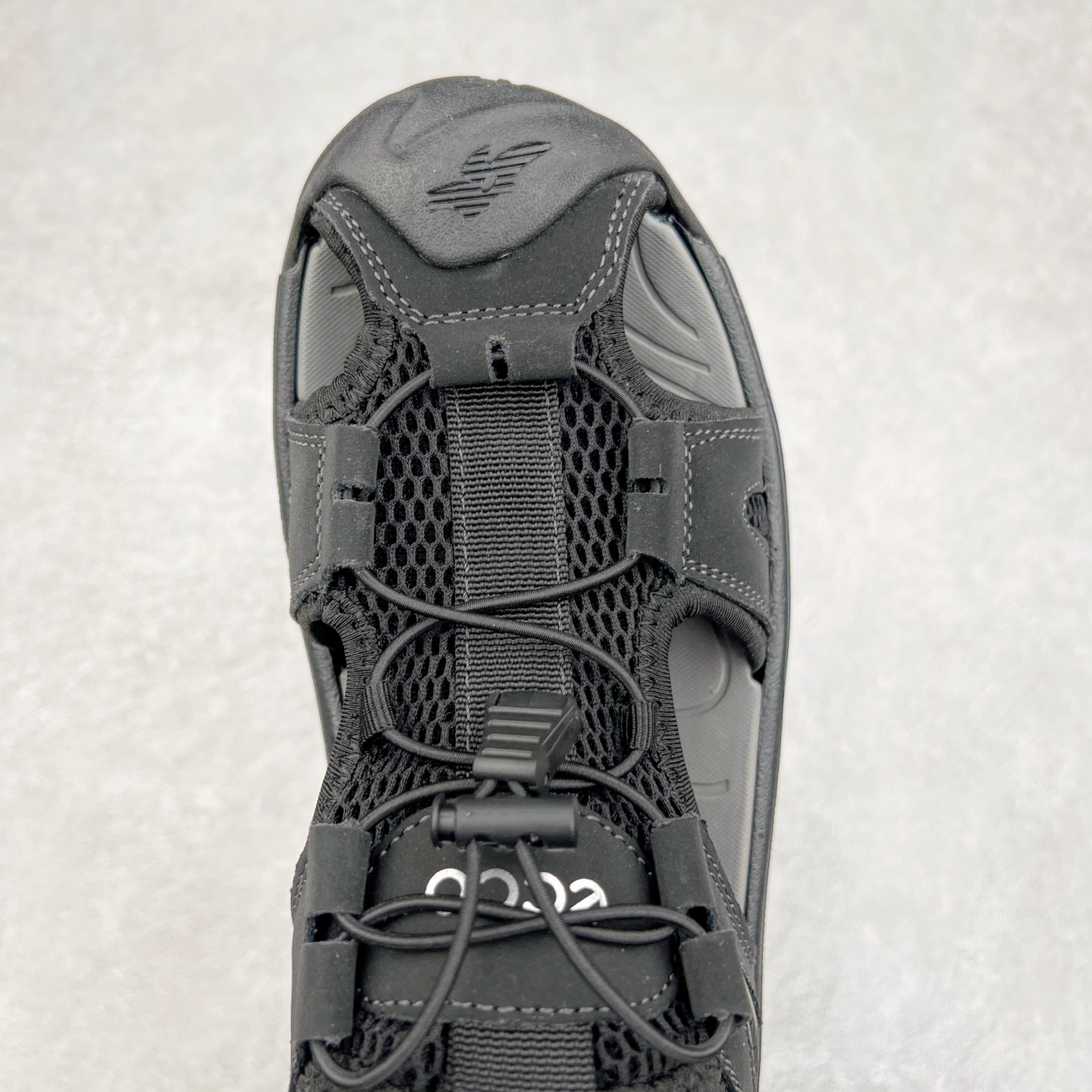 图片[4]-ECCO爱步男鞋夏季新款户外凉鞋 沙滩鞋男鞋 越野系列 酷爽夏日出行 褪去厚重和繁琐的束缚 百看不厌的拼接鞋面，个性走势畅游盛夏 鞋面采用抽绳扣，适应各种脚型 防撞鞋头构造 橡胶半包结构 形成防撞保护 避免磕碰 采用MD按摩垫脚，U型结构包裹脚跟缓解疲劳 后跟魔术贴条 粘合强防止掉脚 回弹轻便鞋底 耐磨抗老化，具有较强抓地性和耐磨性，稳固支撑 尺码：38 39 40 41 42 43 44 45（皮鞋码）-选品中心